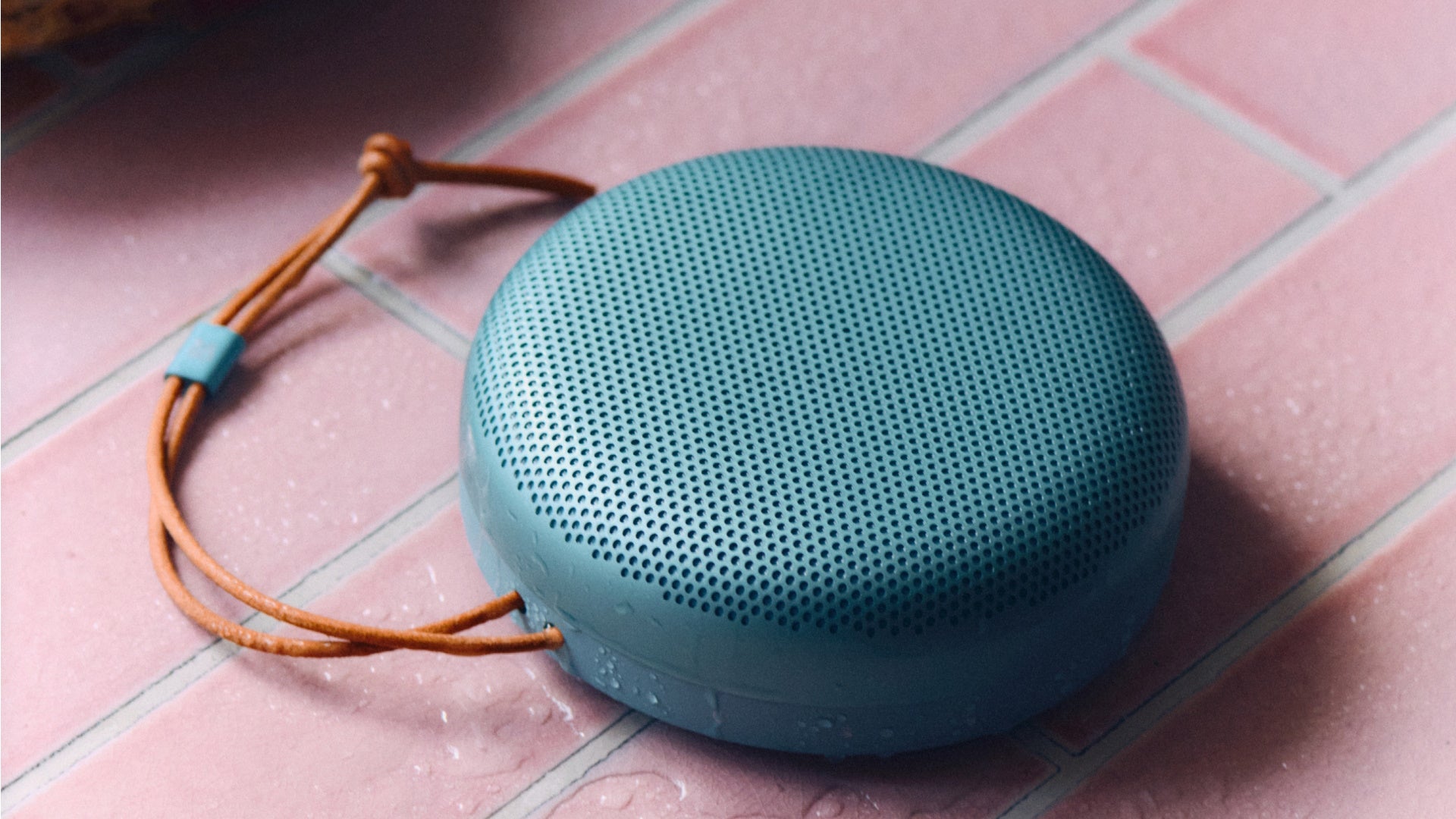 Bang & Olufsen B&O Beosound A1 3. Generation in Eucalyptus Grün - Nahaufnahme eines nassen Lautsprechers