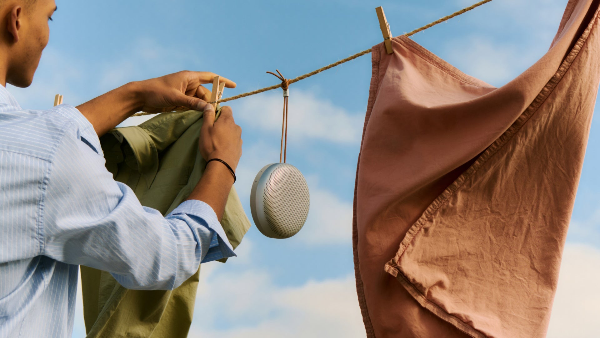 Bang & Olufsen B&O Beosound A1 3. Generation in natural Aluminium an einer Wäscheleine