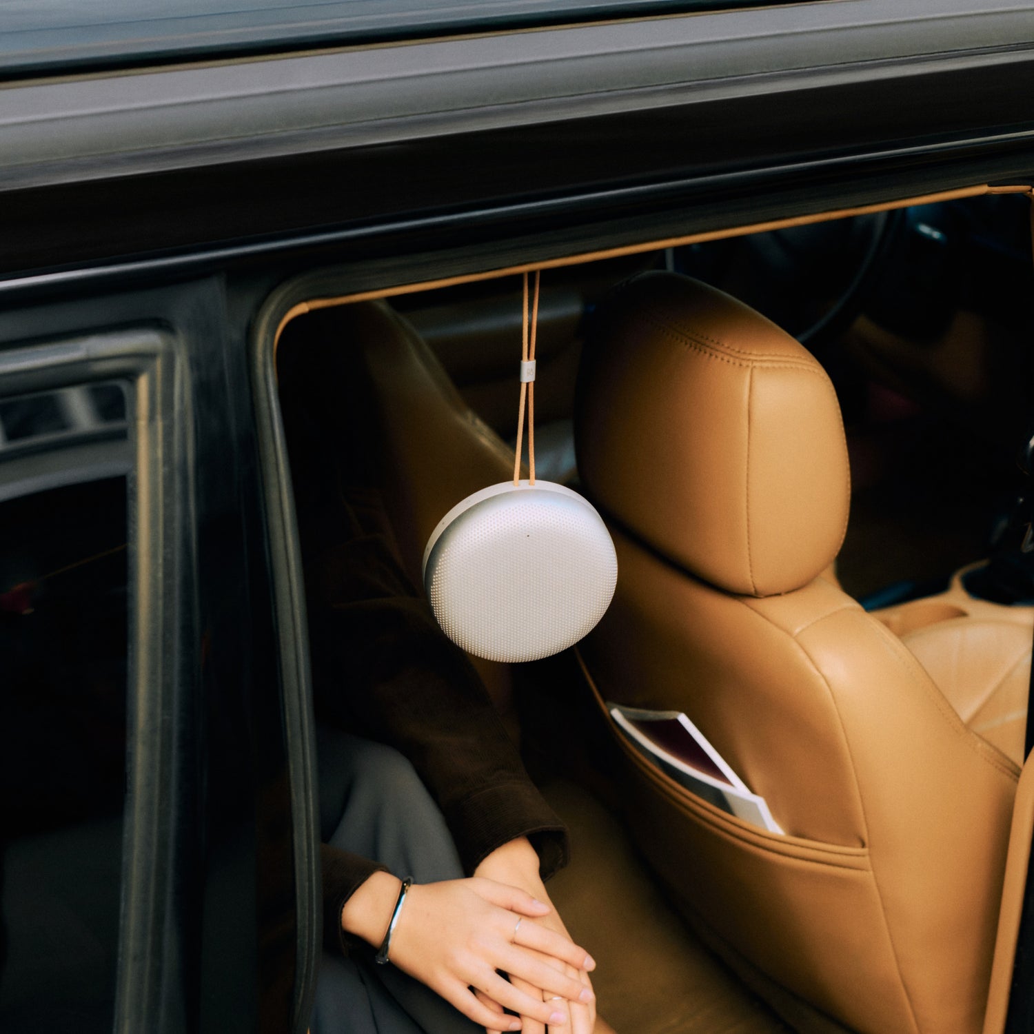 Bang & Olufsen B&O Beosound A1 3. Generation hängend an einem Angstgriff im Auto