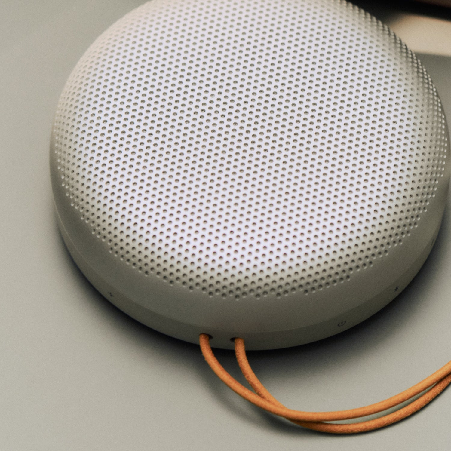 Bang & Olufsen B&O Beosound A1 3. Generation Nahaufnahme des Aluminiumdeckels mit grfrästen Löchern