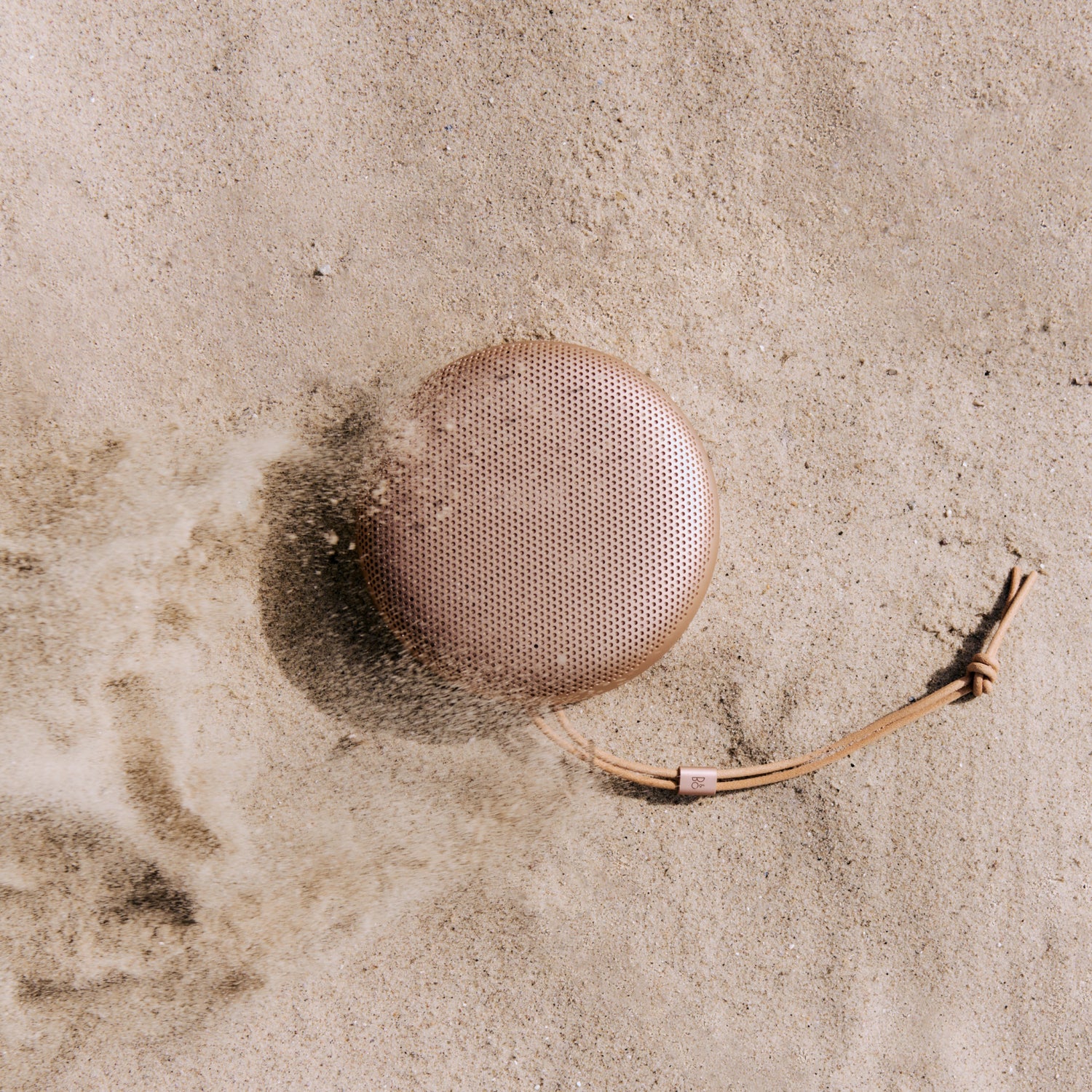 Bang & Olufsen B&O Beosound A1 3. Generation in der Farbe Honey Tone im Strandsand