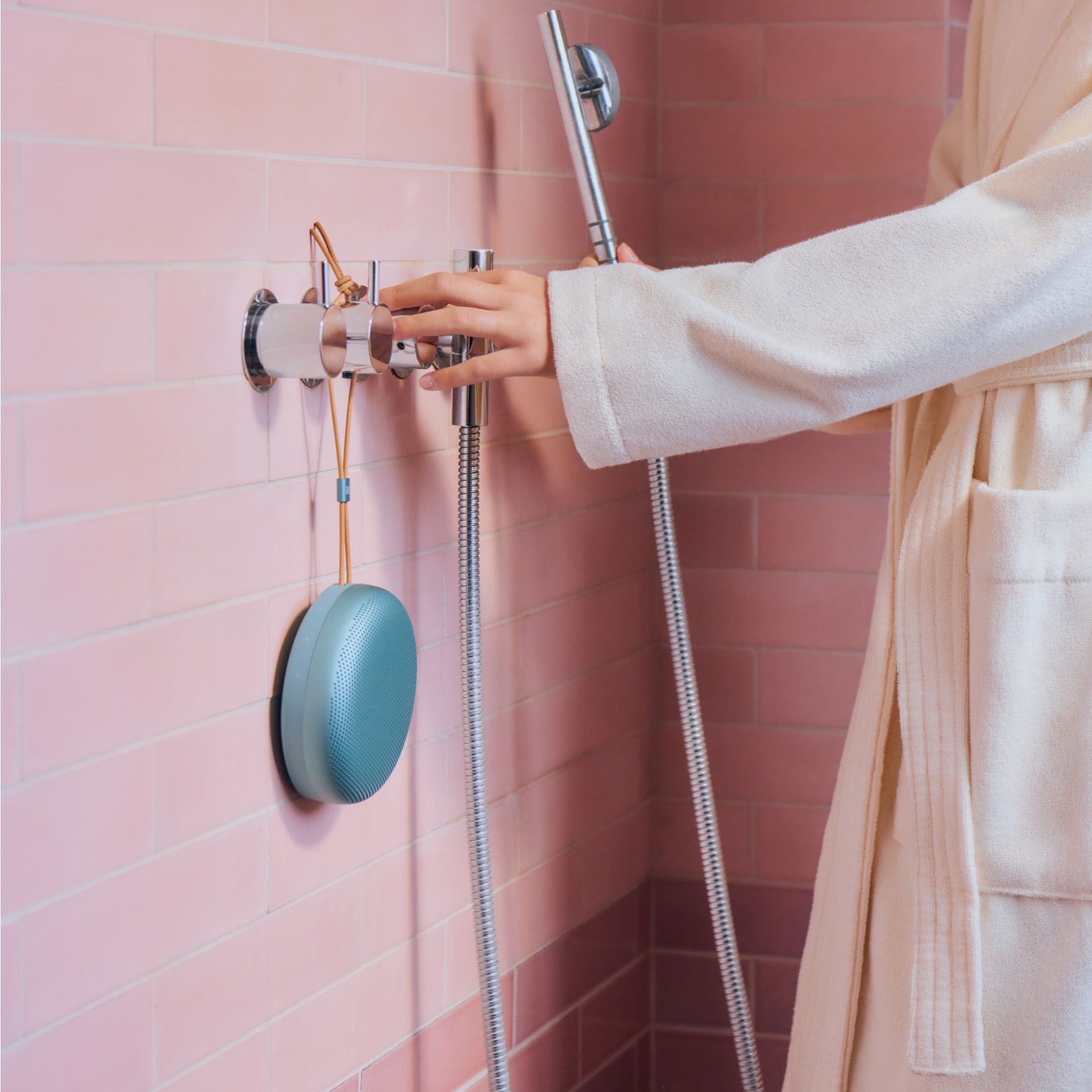 Bang & Olufsen B&O Beosound A1 3. Generation in Eucalyptus Grün - in der Dusche