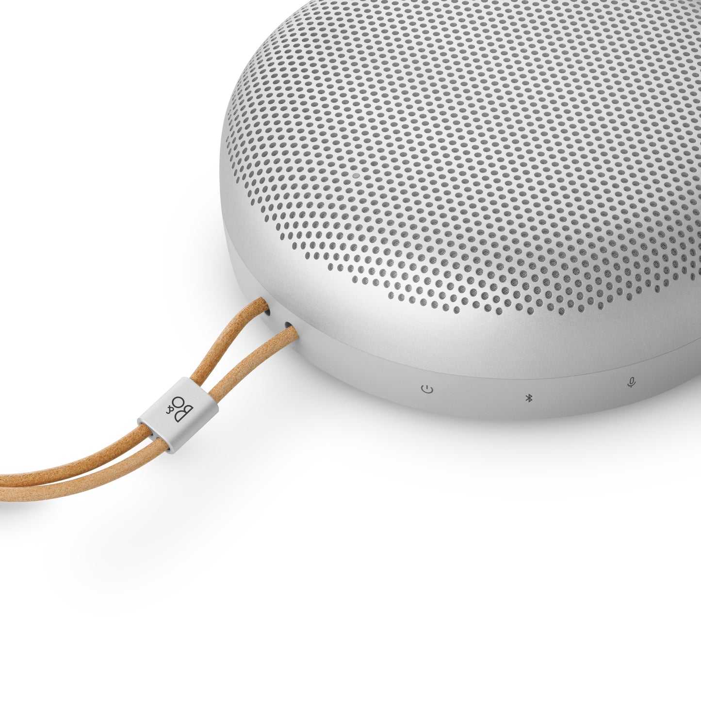 Bang & Olufsen B&O Beosound A1 3. Generation in natural Aluminium - Lederriemen