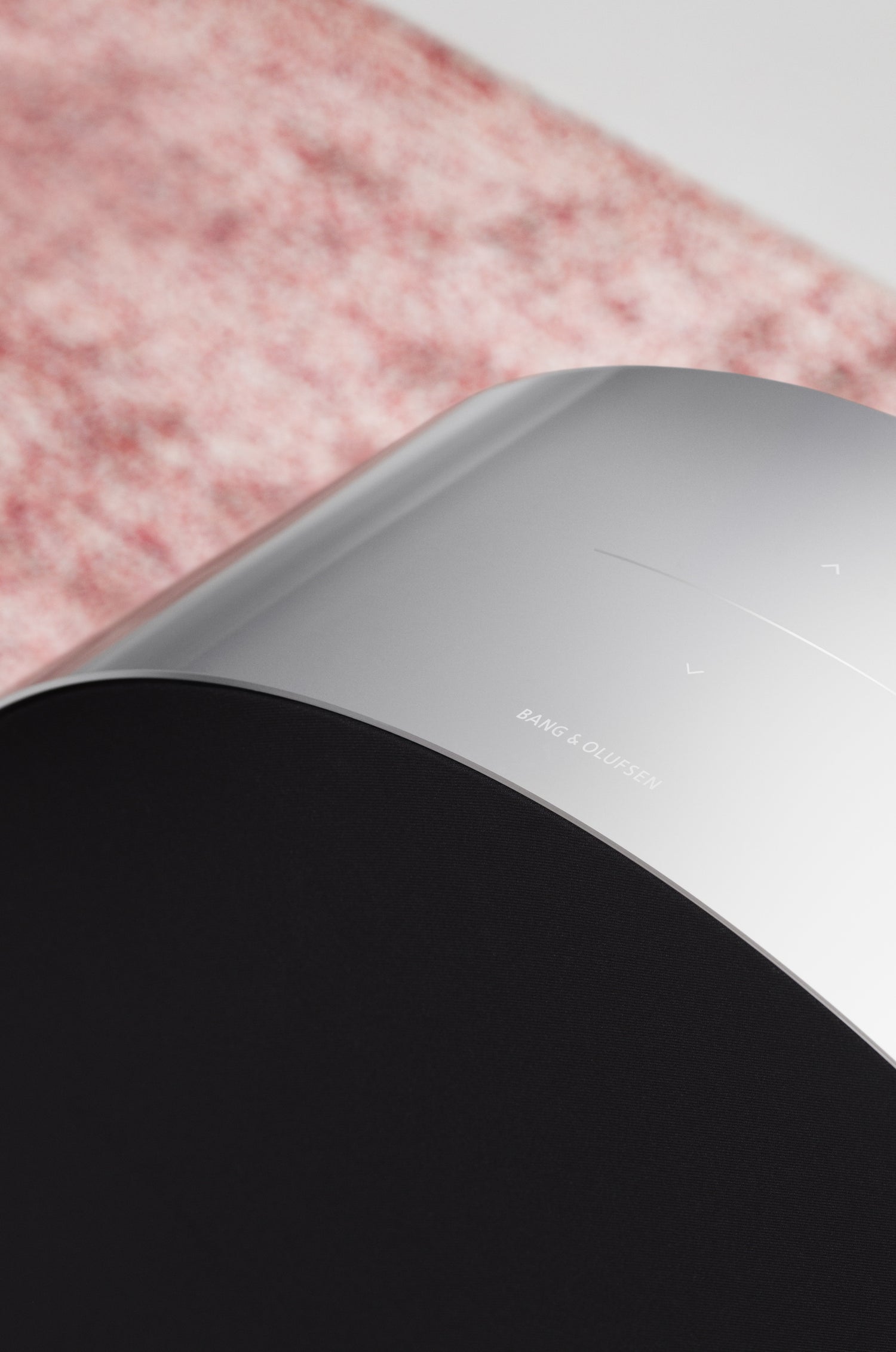 bedienfeld der BeoSound Edge in silber