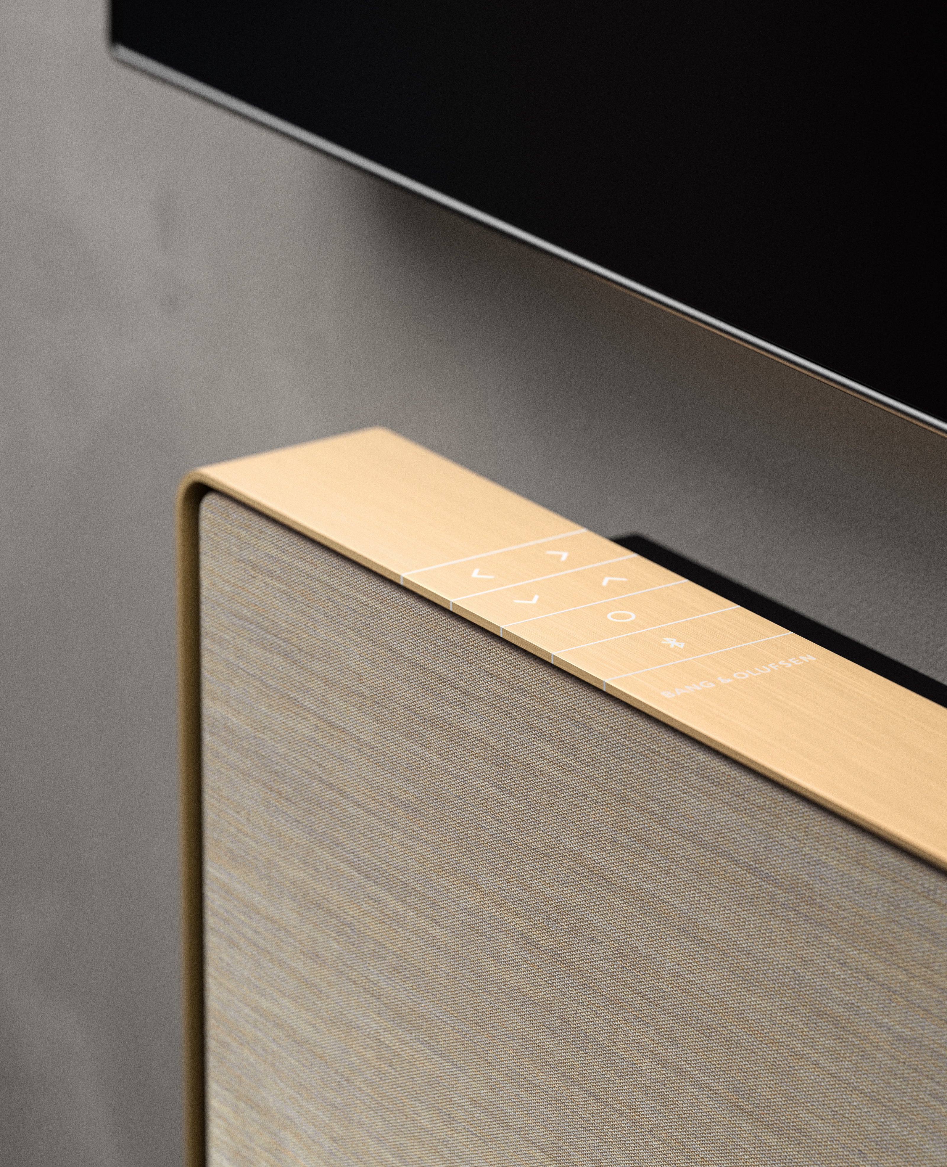BeoSound Stage in Gold Tone - Nahaufnahme des Bedienfelds