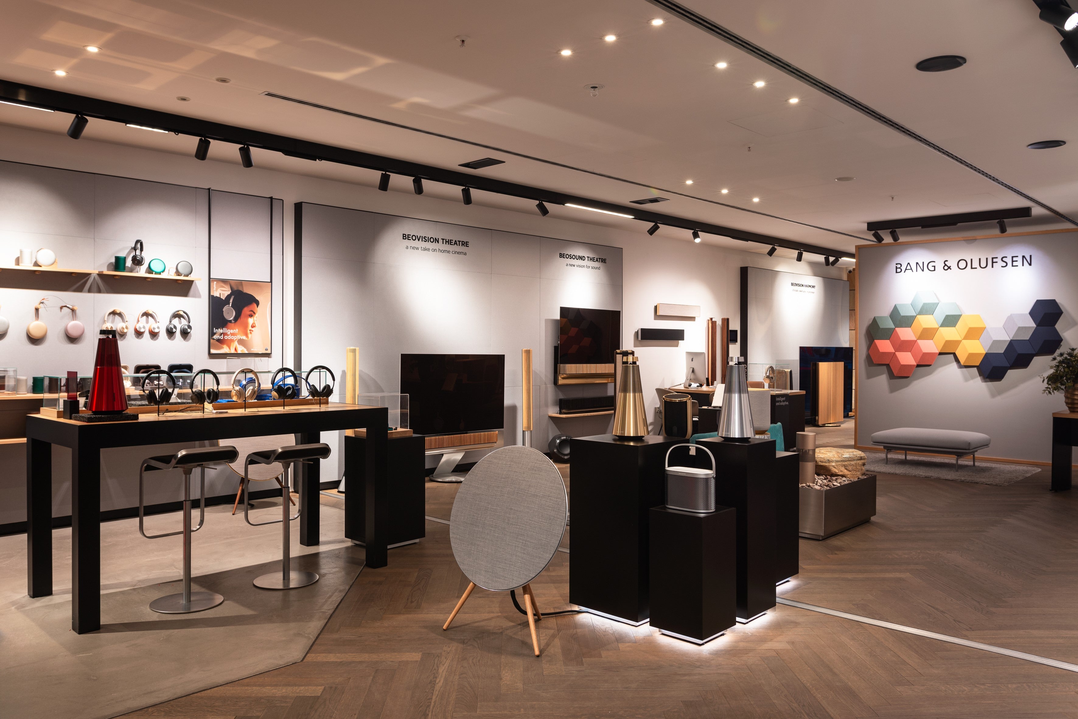 Bang & Olufsen im Living Berlin, Eingangsbereich linke Seite