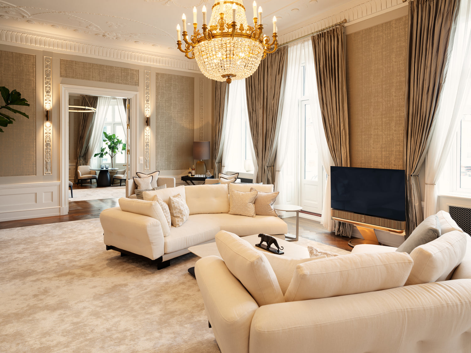 Beovision Theate in 55 Zoll auf Motorbodenstandfuß in gold tone mit Light oak covern