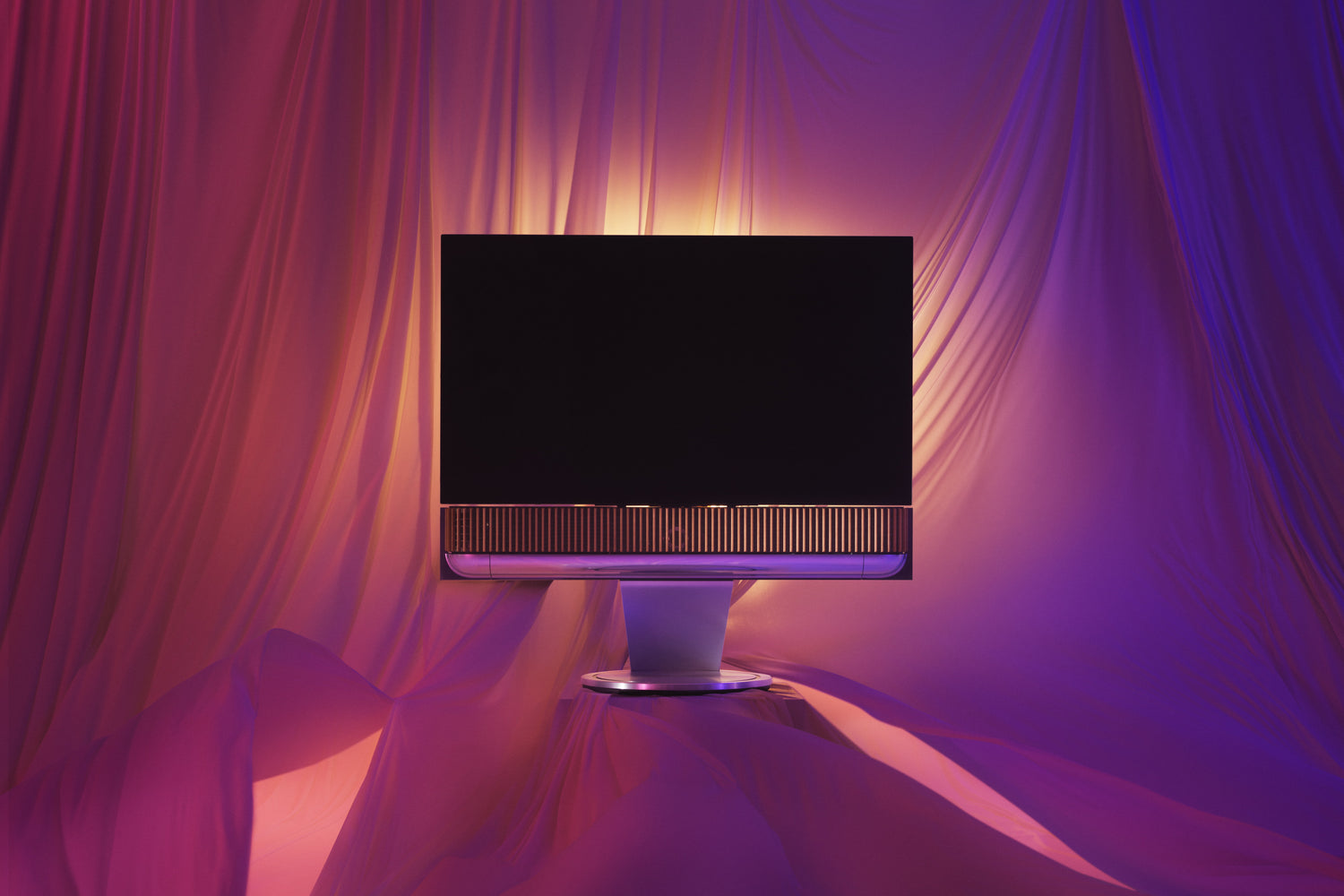 Bang & Olufsen BeoSound Theatre in silber Eiche mit einem Fernseher auf Bodenstandfuß