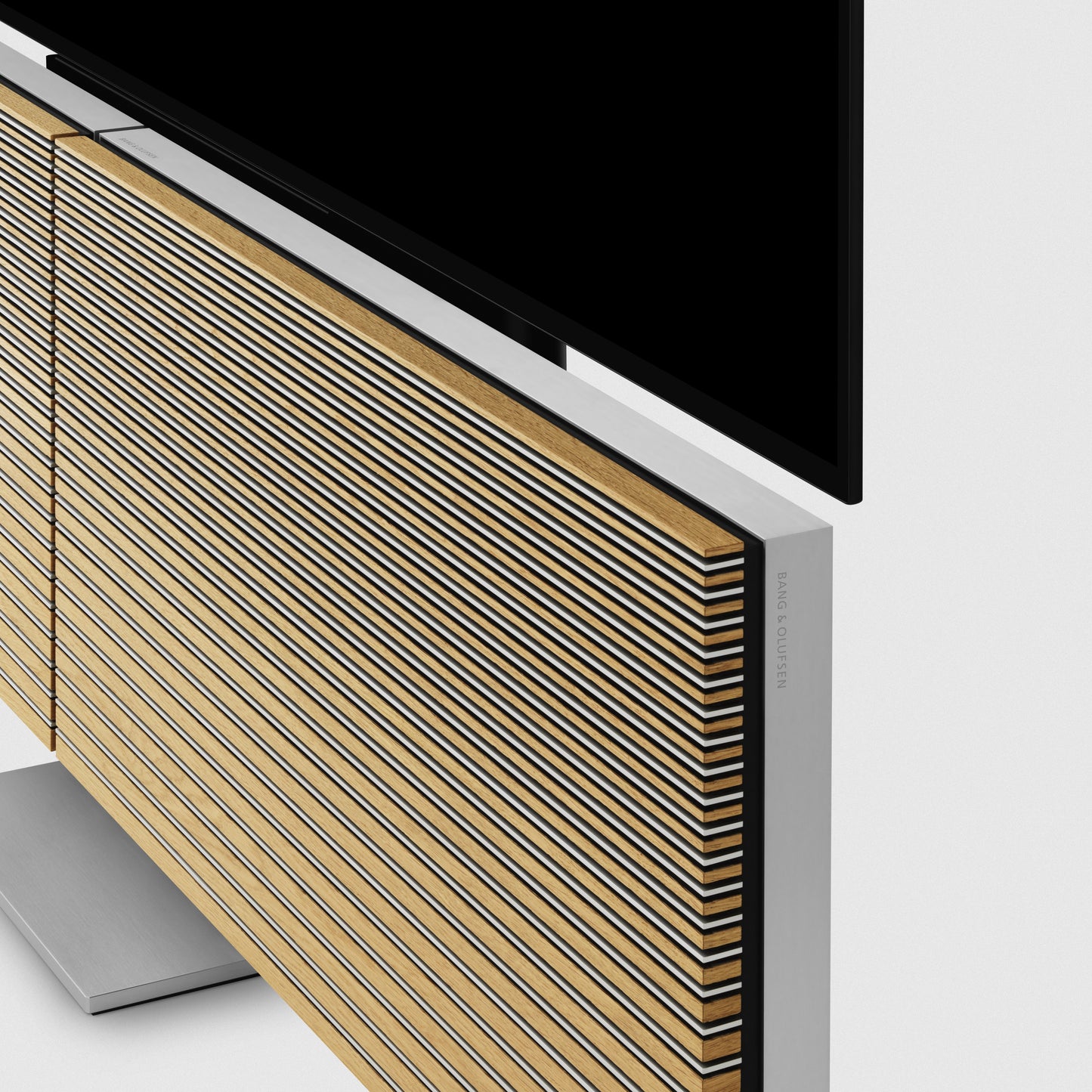 Beovision Harmony in silber/oak auf Bodenstandfuß Detailansicht Aluminium und Holz