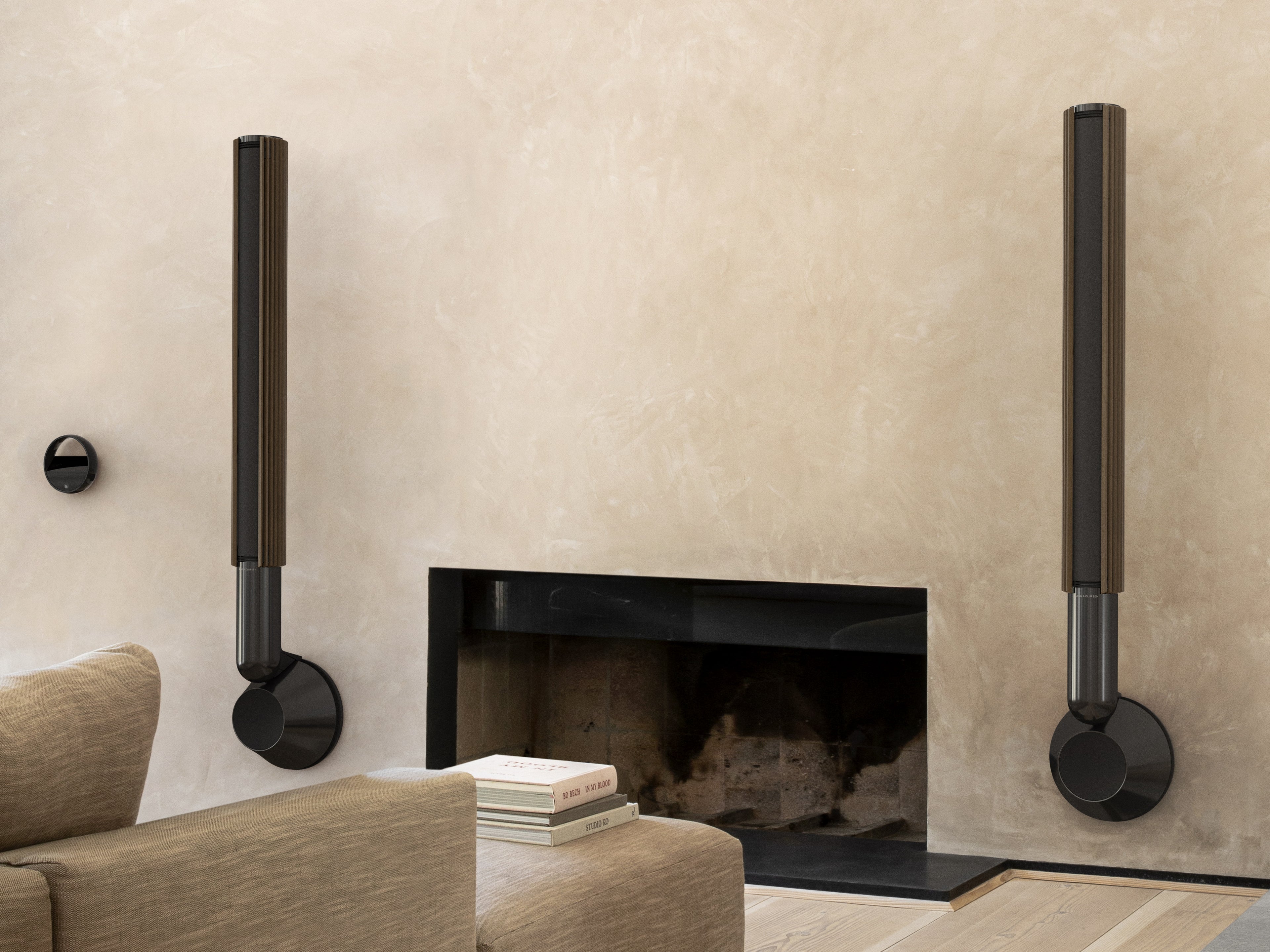 BeoLab 28 in Black Anthracite an der Wand montiert