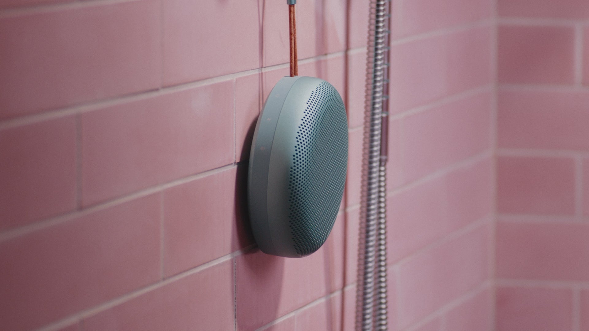 Bang & Olufsen B&O Beosound A1 3. Generation in Eucalyptus Grün - in der Dusche
