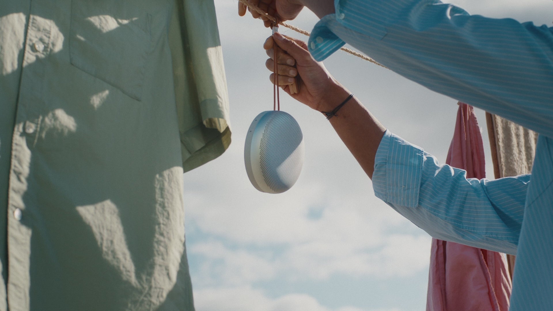 Bang & Olufsen B&O Beosound A1 3. Generation in natural aluminium an Wäscheleine