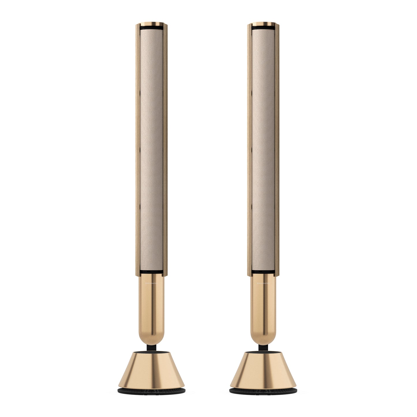 ein Paar BeoLab 28 Gold Tone mit Cover in hellem Eichenholz