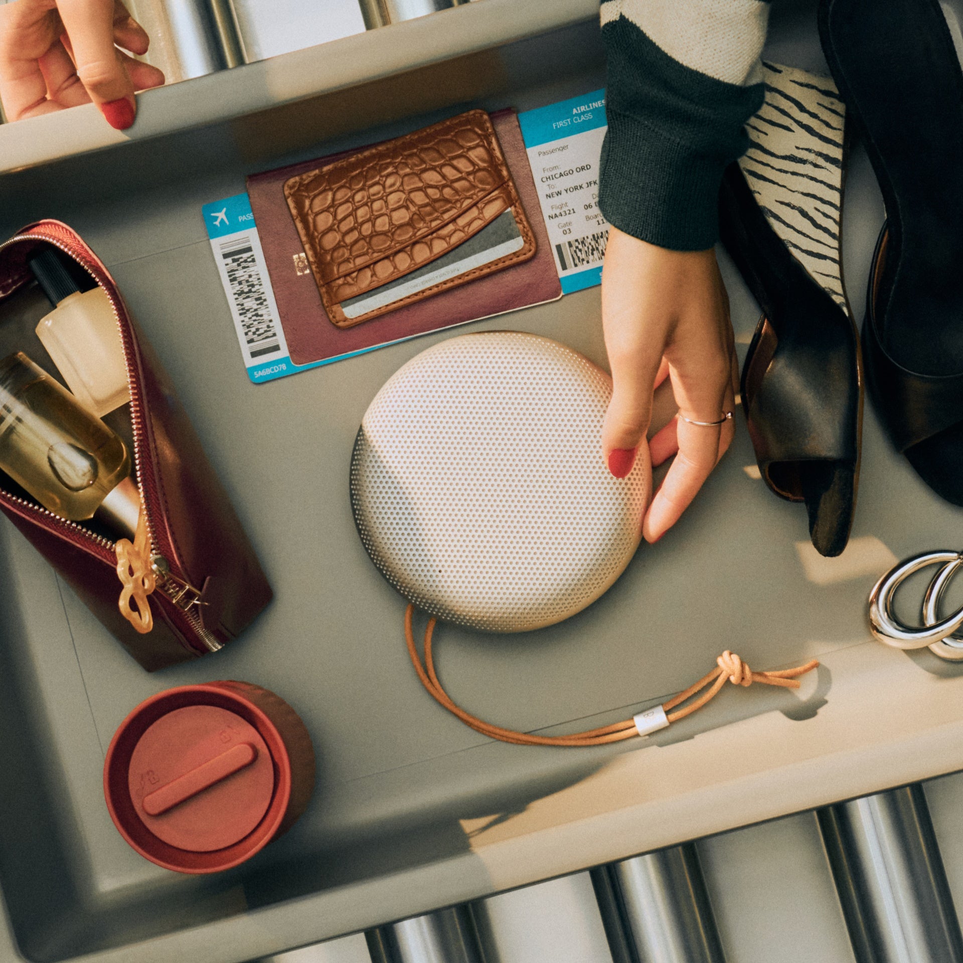 Bang & Olufsen B&O Beosound A1 3. Generation in natural Aluminium in einer Scanbox am Flughafen
