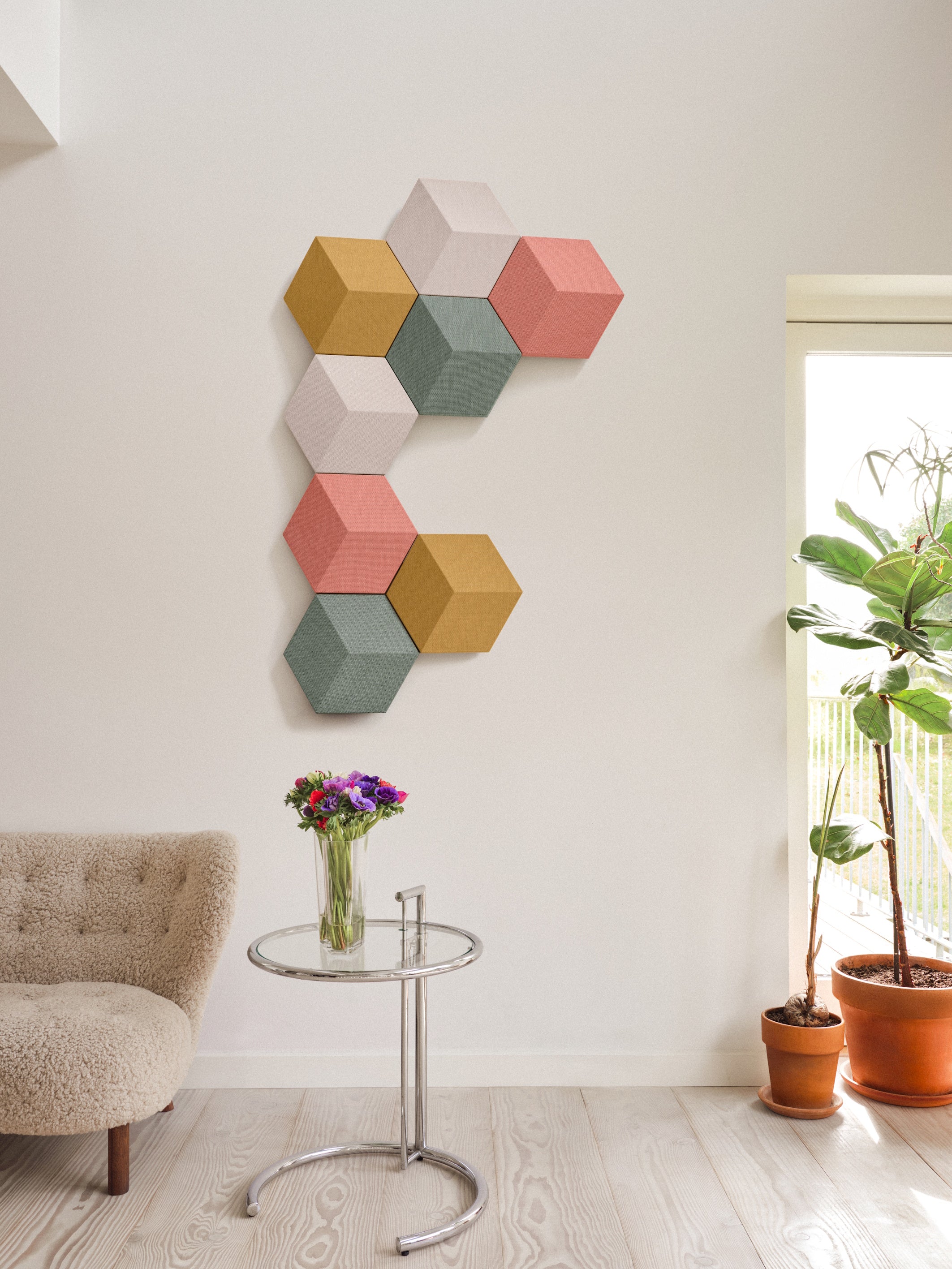 Beosound Shape an einer Wand in einem hellen Wohnbereich