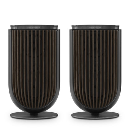 Bang & Olufsen BeoLab 8 in black anthracite auf Tischstandfuß mit dunklem Cover - gezeigt als Paar
