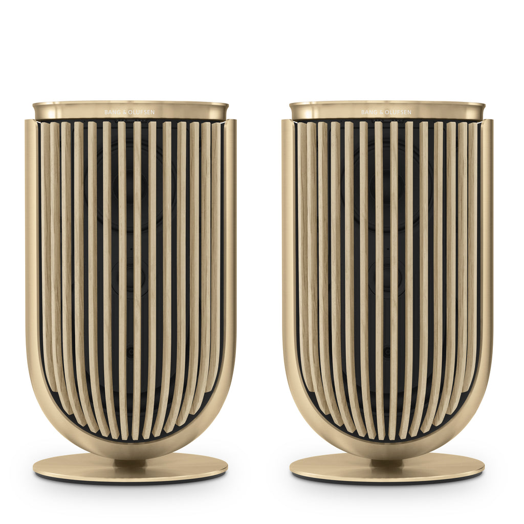 Bang & Olufsen BeoLab 8 in Gold Tone mit Holzcover in light  Oak auf Tischstandfuß gezeigt als Paar