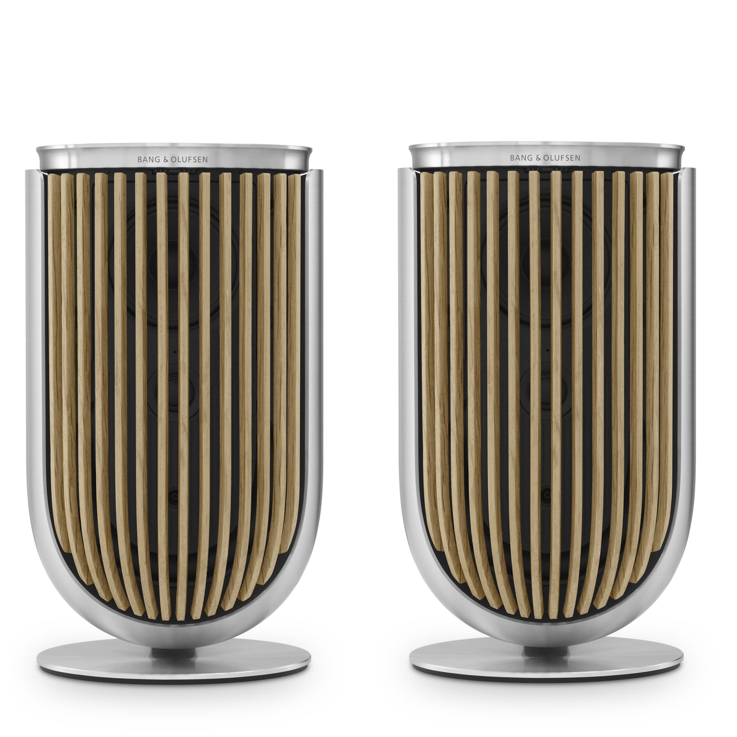 Bang & Olufsen BeoLab 8 in silber auf Tischstandfuß mit Eichholzcover - gezeigt als Paar