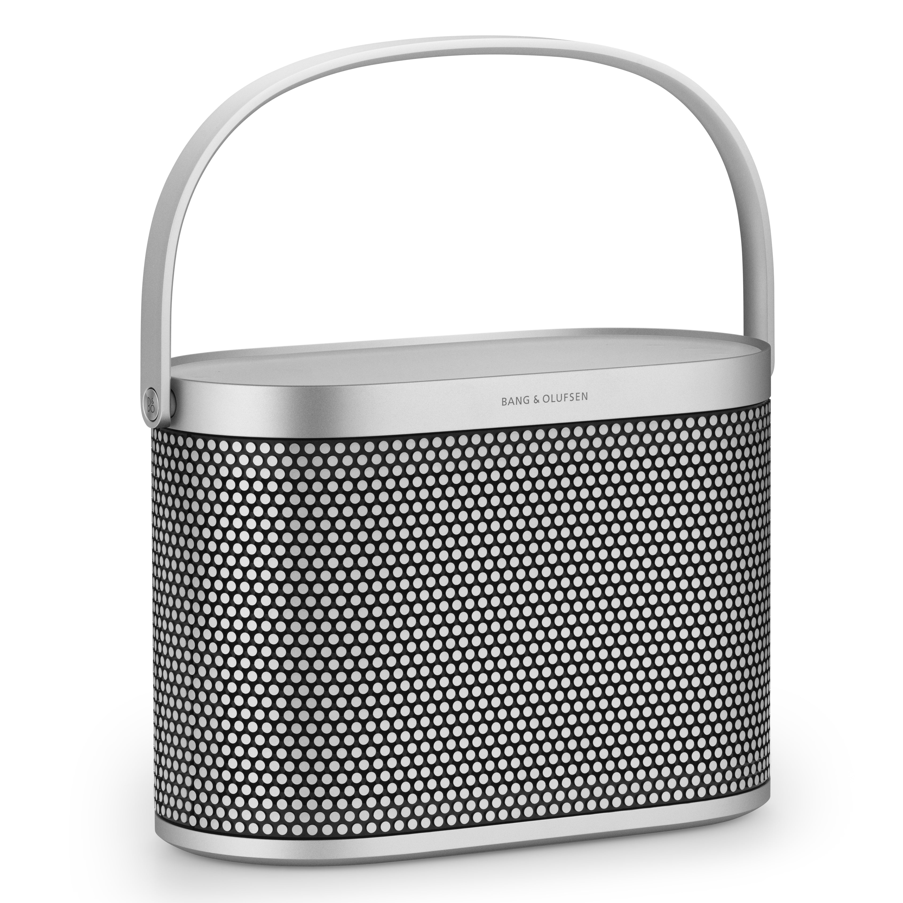 Bang & Olufsen Beosound A5 Spaced Aluminium Edition – Portabler High-End-Lautsprecher in der 3/4-Ansicht mit hochgestelltem Tragegriff für maximale Mobilität.
