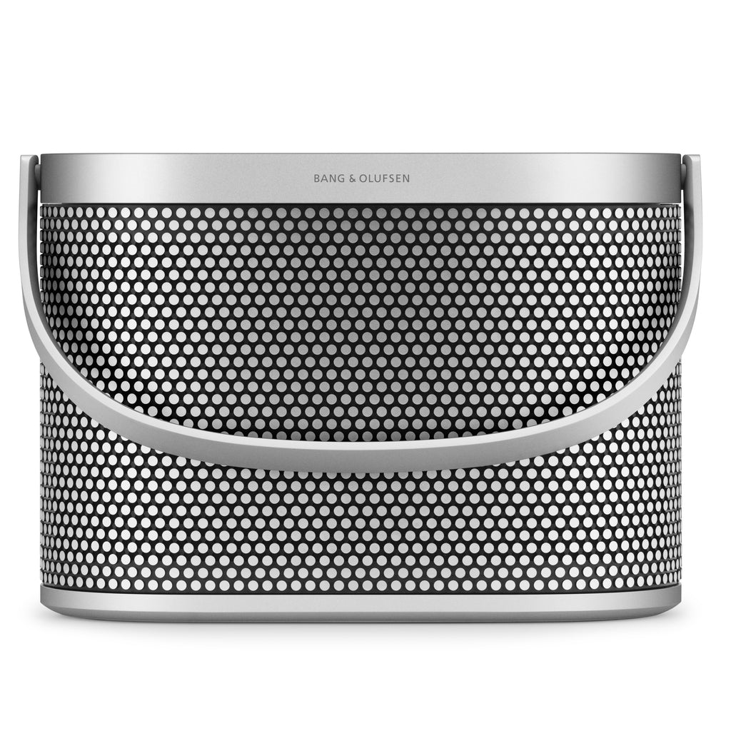 Bang & Olufsen Beosound A5 Spaced Aluminium – Vorderansicht mit elegant nach unten geklapptem Aluminium-Tragegriff, der den Bang & Olufsen Schriftzug am Gehäuserand betont.