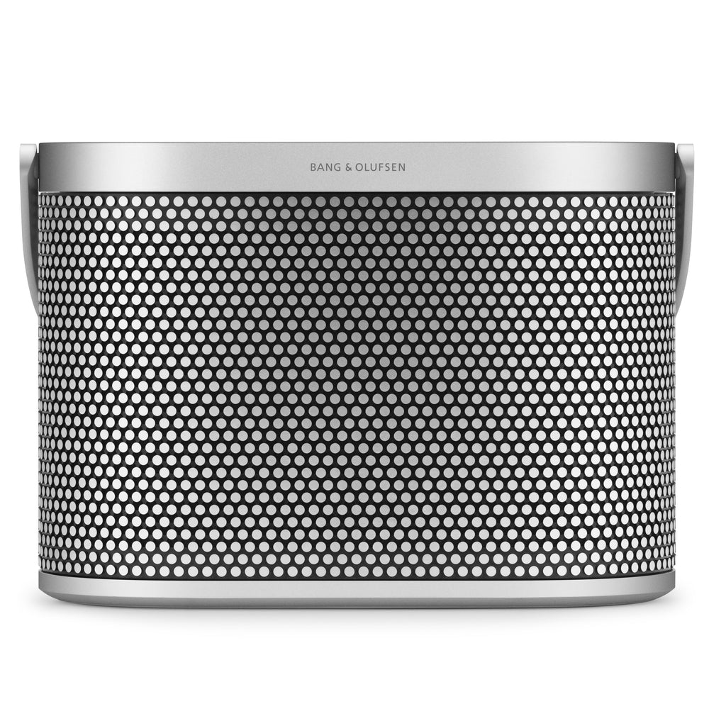 Panorama-Ansicht des Bang & Olufsen Beosound A5 Spaced Aluminium – Fokus auf den Bang & Olufsen Schriftzug am oberen Gehäuserand und die markante Laser-Cut-Struktur der Aluminium-Abdeckung.