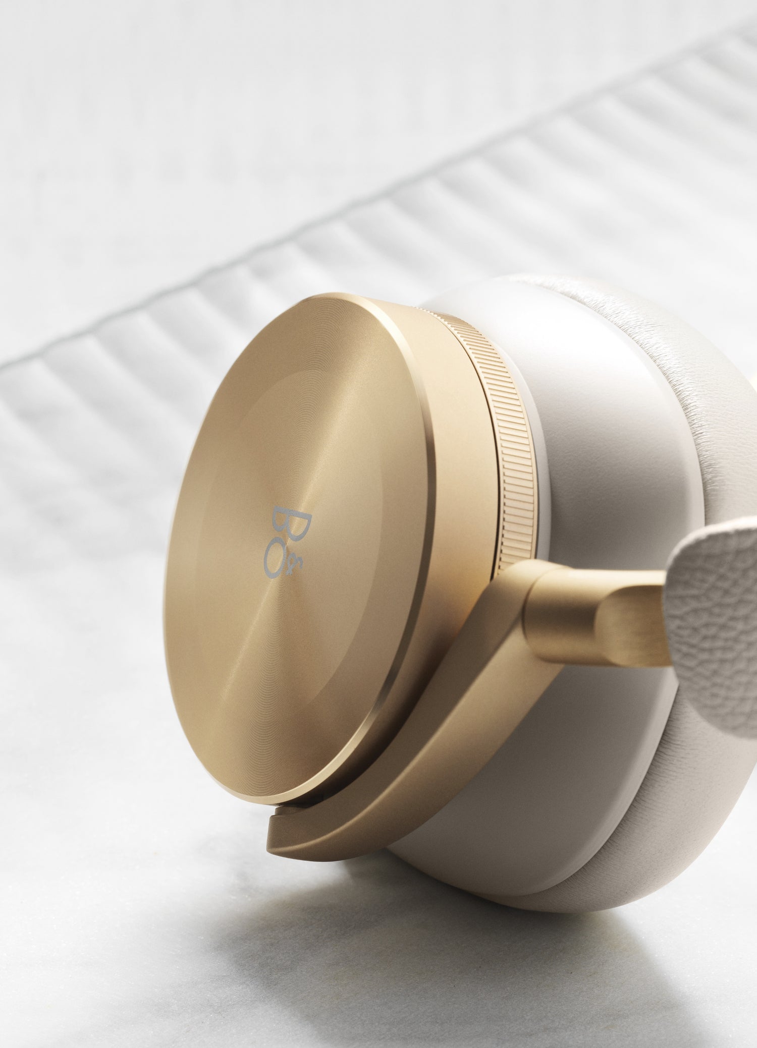 Detail BeoPlay H95 Gold Tone - Lautstärkeregelung