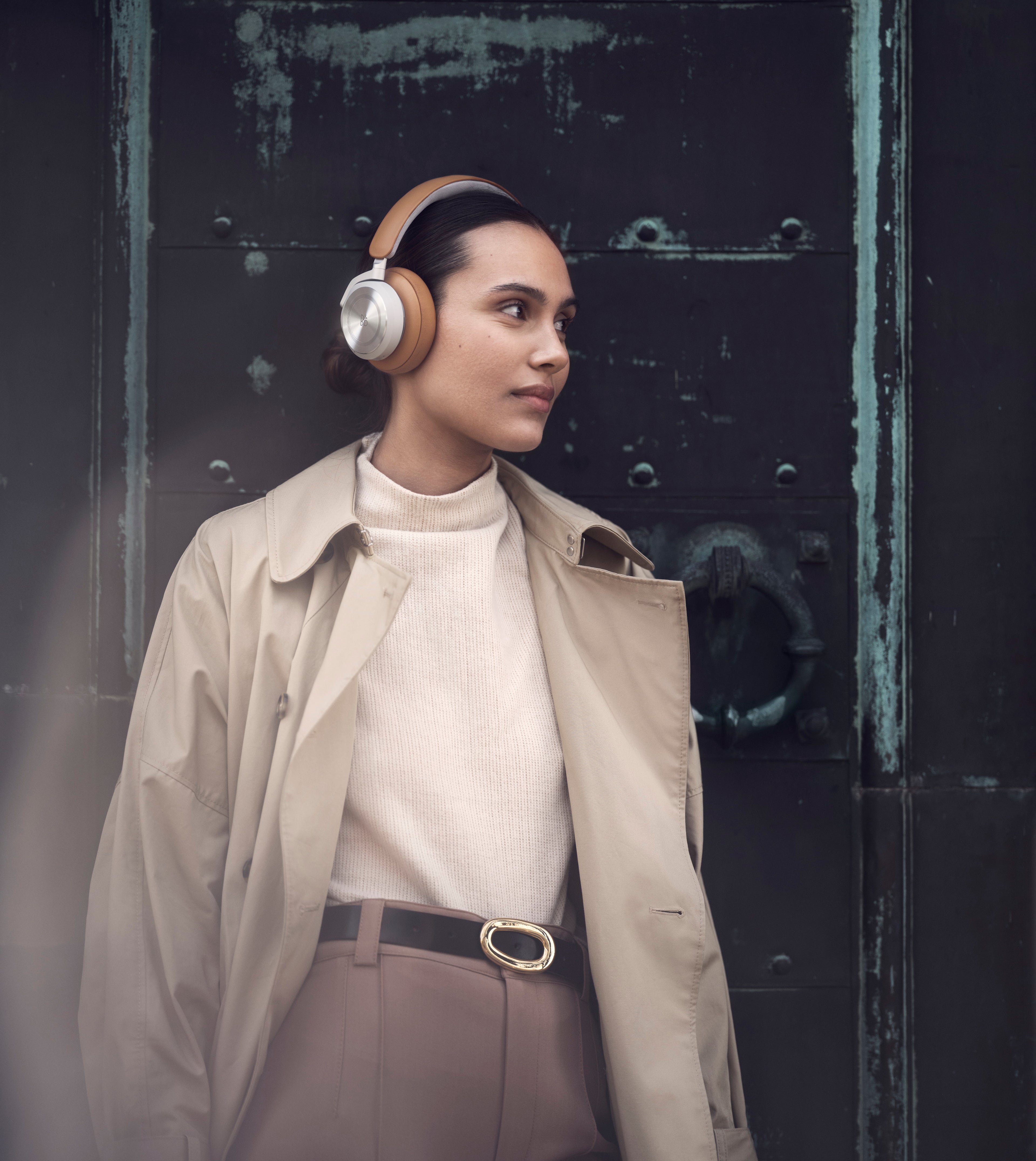 BeoPlay HX in der Farbe Timber getragen von einer Frau