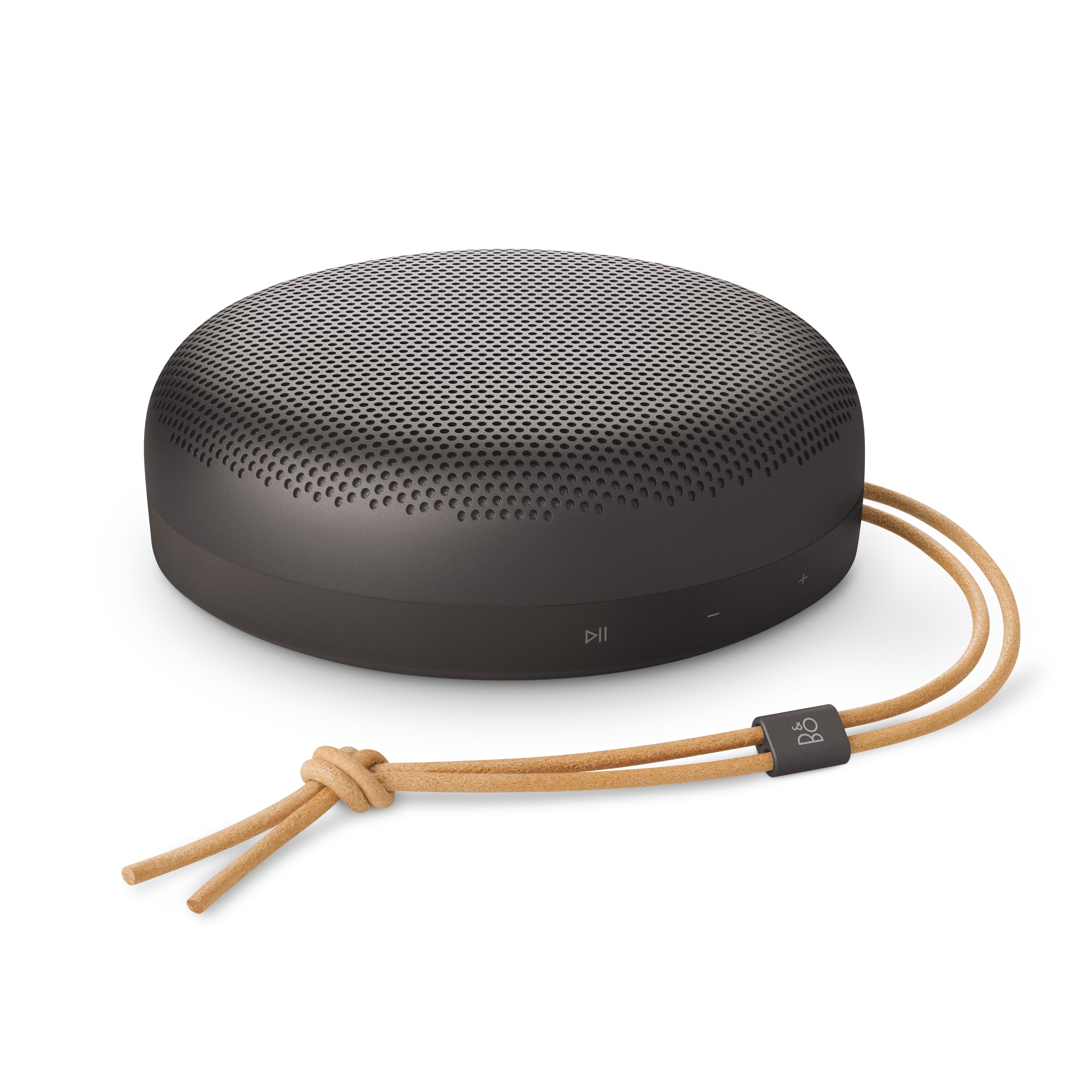 Perspektivische Ansicht des Bang & Olufsen Beosound A1 in Anthrazit. Das Bild zeigt das kuppelförmige Aluminium-Design, die seitlichen Steuerungstasten für die Wiedergabe und die elegant ausgelegte, hellbraune Lederkordel mit B&O-Branding auf weißem Hintergrund.
