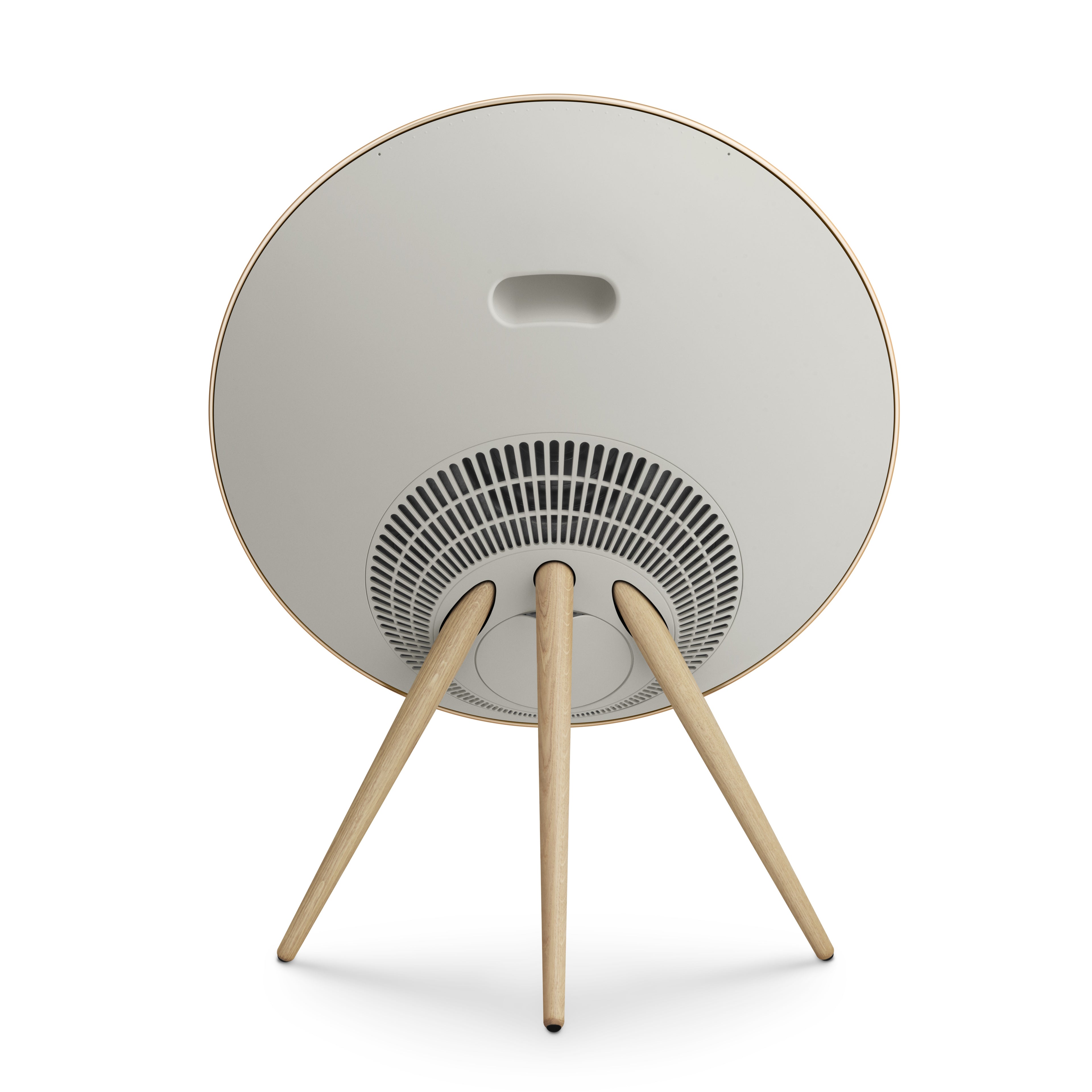 Die Rückseite der Beosound A9. Gezeigt wird das minimalistische weiße Gehäuse mit integriertem Tragegriff und der eleganten Kabelführung zwischen den Holzstativen.