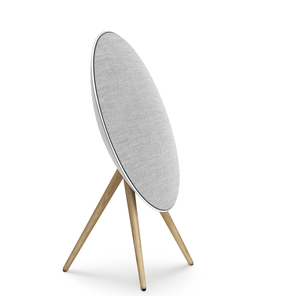 Seitliche Profilansicht der Beosound A9 (Natural Aluminium). Die Perspektive betont die schlanke Bauform der Klangscheibe und die harmonische Verbindung von kühlem Metall und warmem Naturholz.