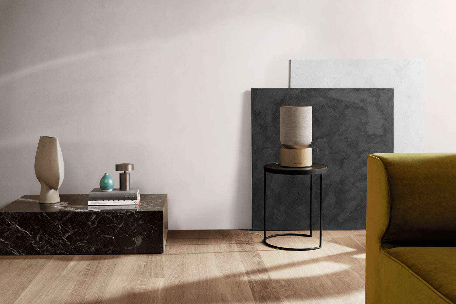 BeoSound Balacne in natural oak auf einem Hocker