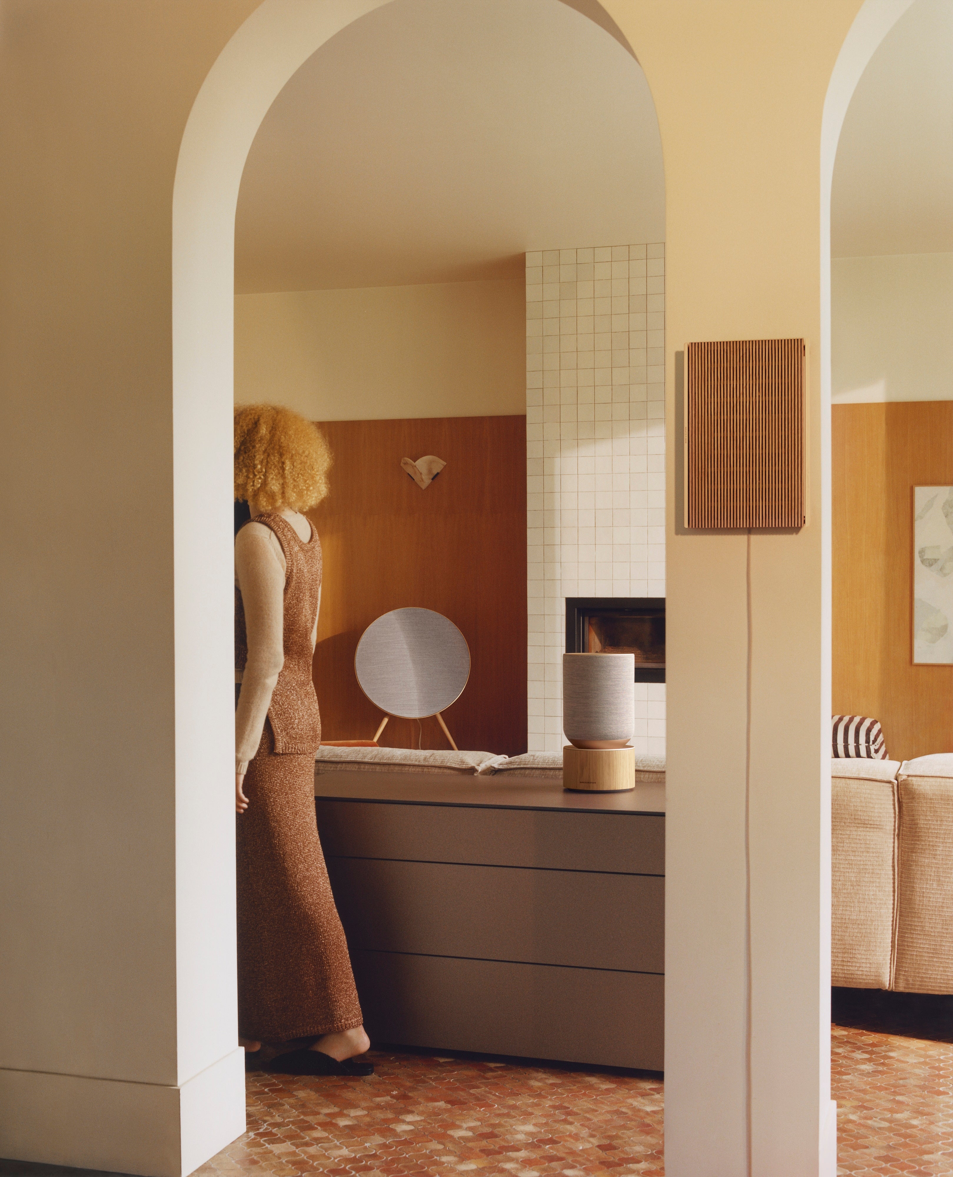 Bang & Olufsen Beosound Level in gold Tone an der Wandhalteurng