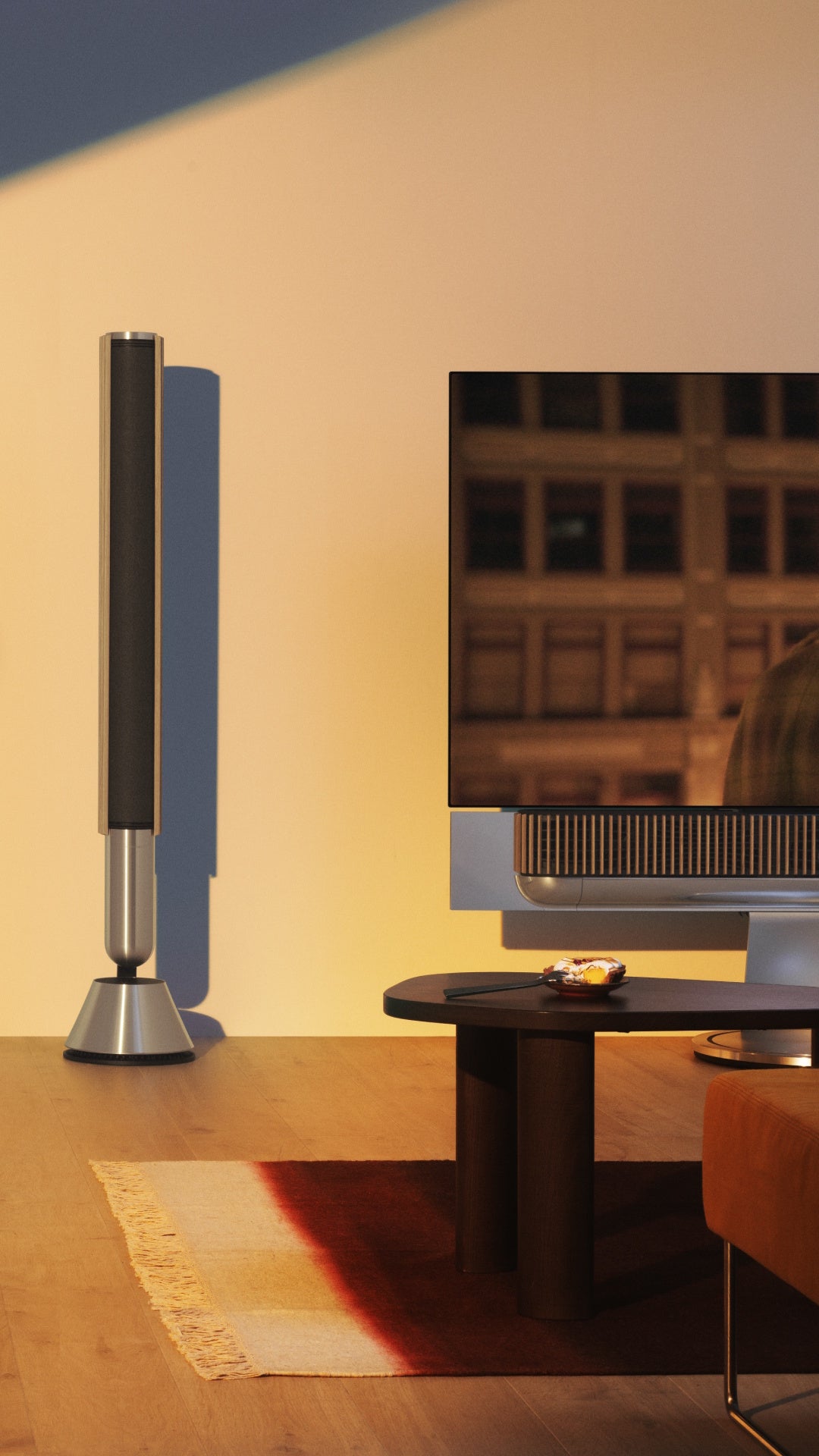 Beolab 28 in silber neben einem Beovision Theatre