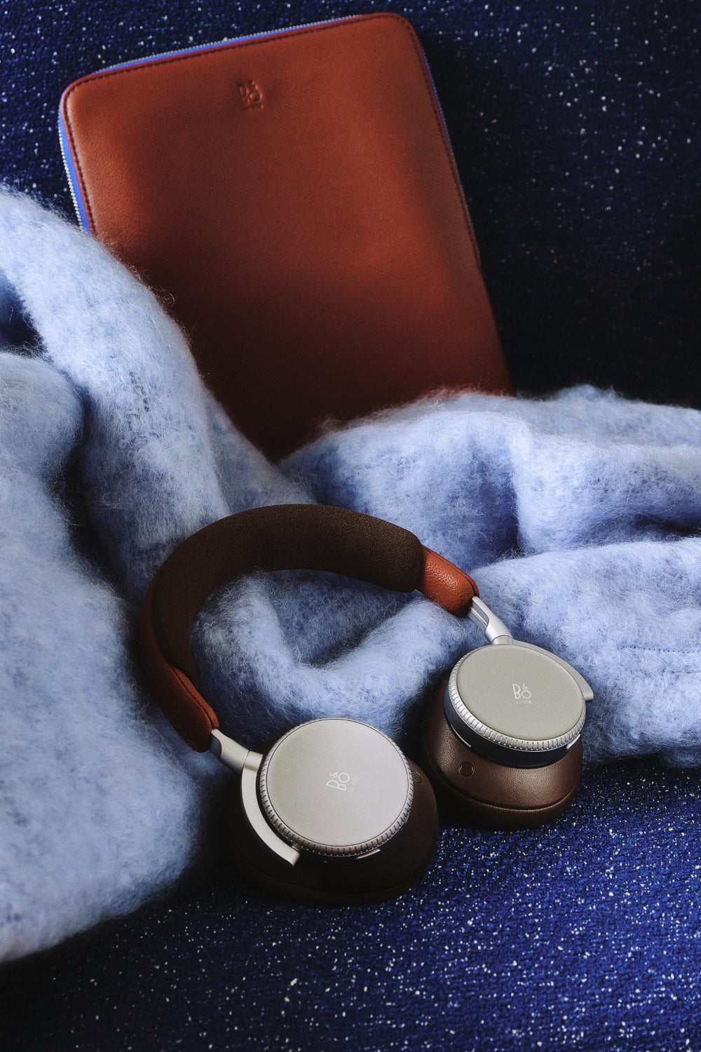Beoplay H100 in century brown aus der centennial collection