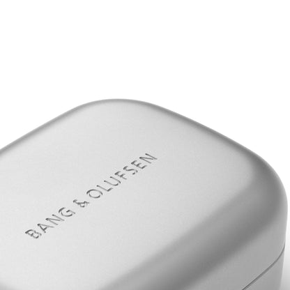 Bang & Olufsen, B&O Beoplay Eleven in-ear Kopfhörer mit verbesserter ANC und Multipoint - Bang & Olufsen Logo auf Ladecase