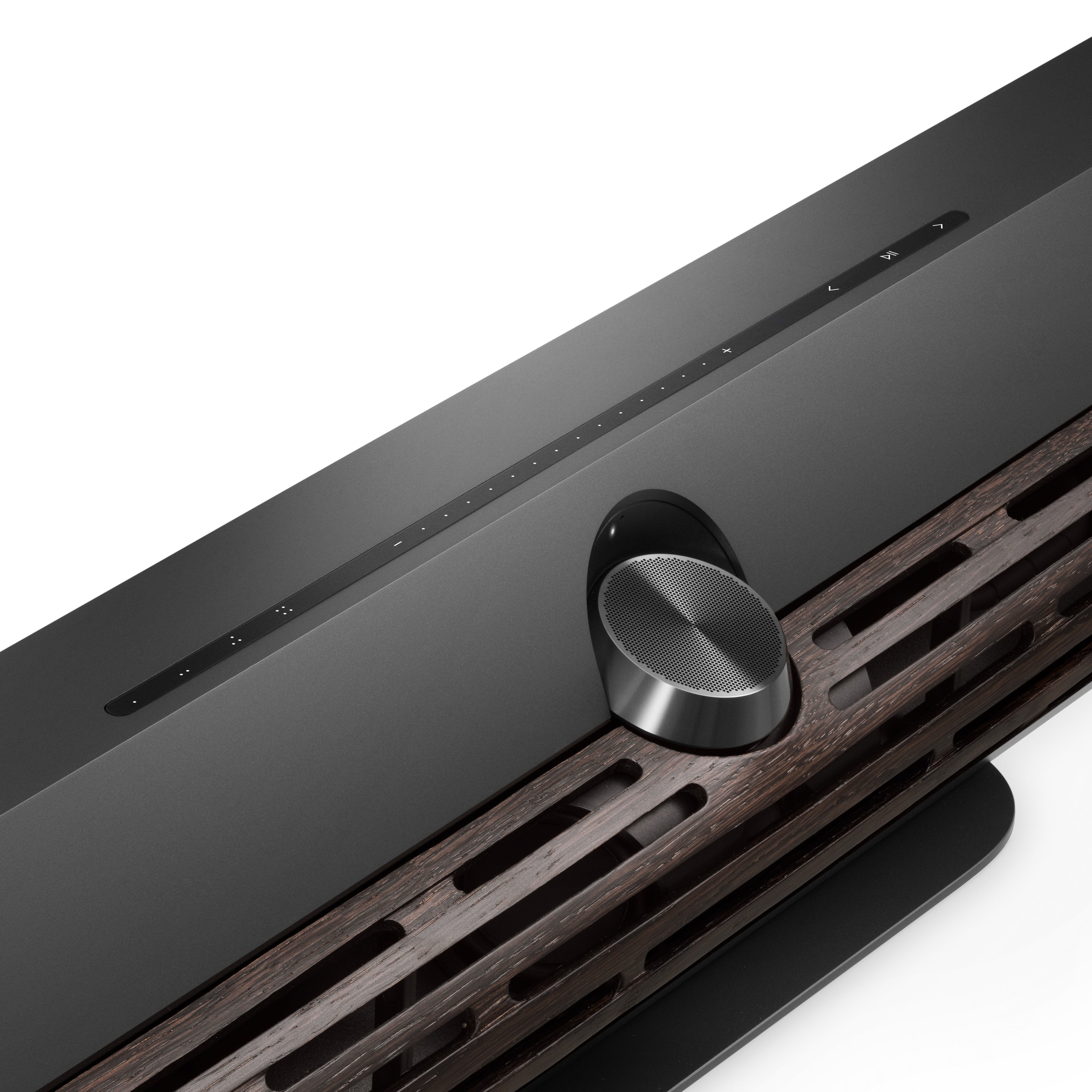 Bang & olufsen Beosound Premiere Soundbar in Black Anthracite mit Cover in Dark Oak Wood Ansicht von vorn auf die Bedienelemente