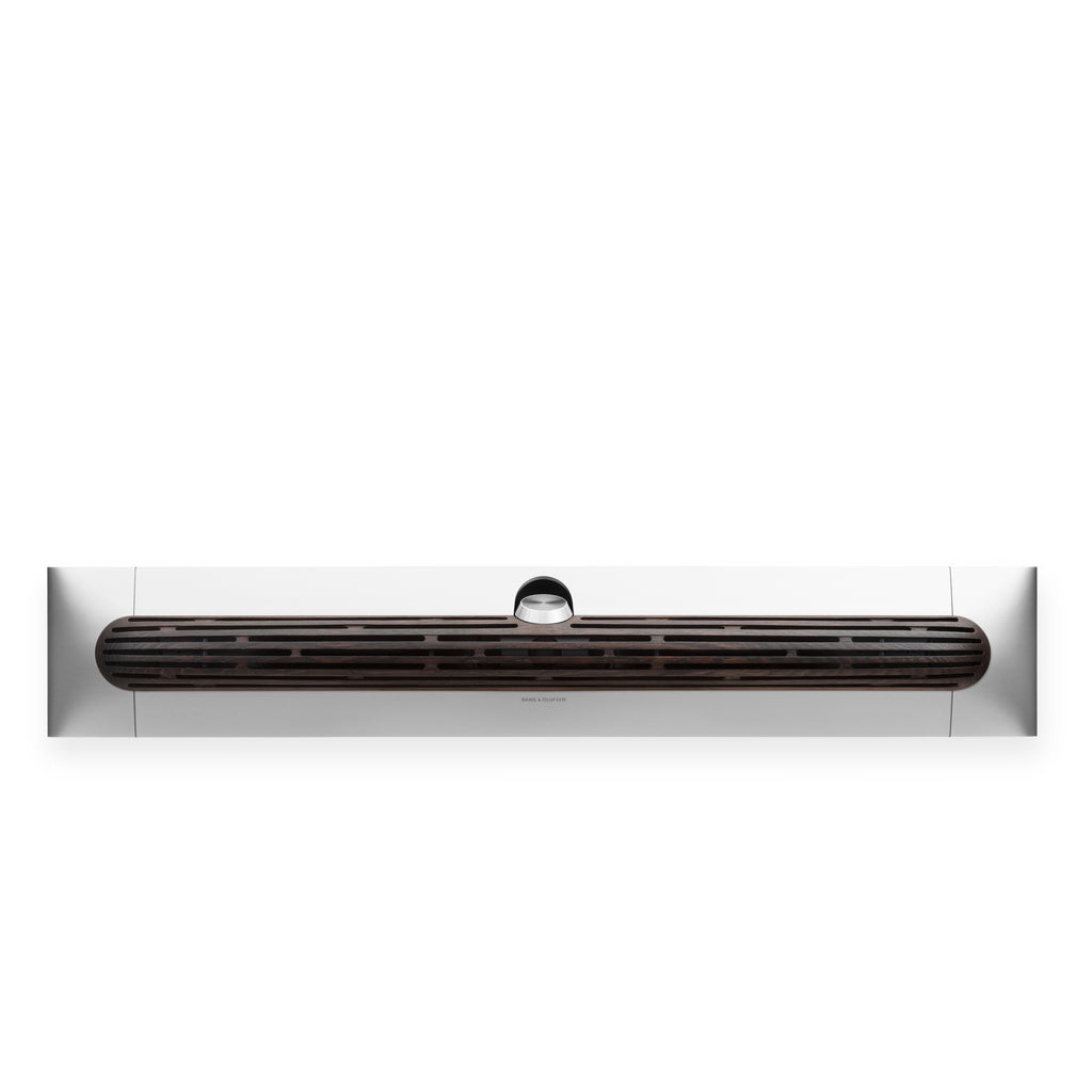 Bang & olufsen Beosound Premiere Soundbar in Natural Aluminium - Ansicht von vorn mit Cover in Dark Oak