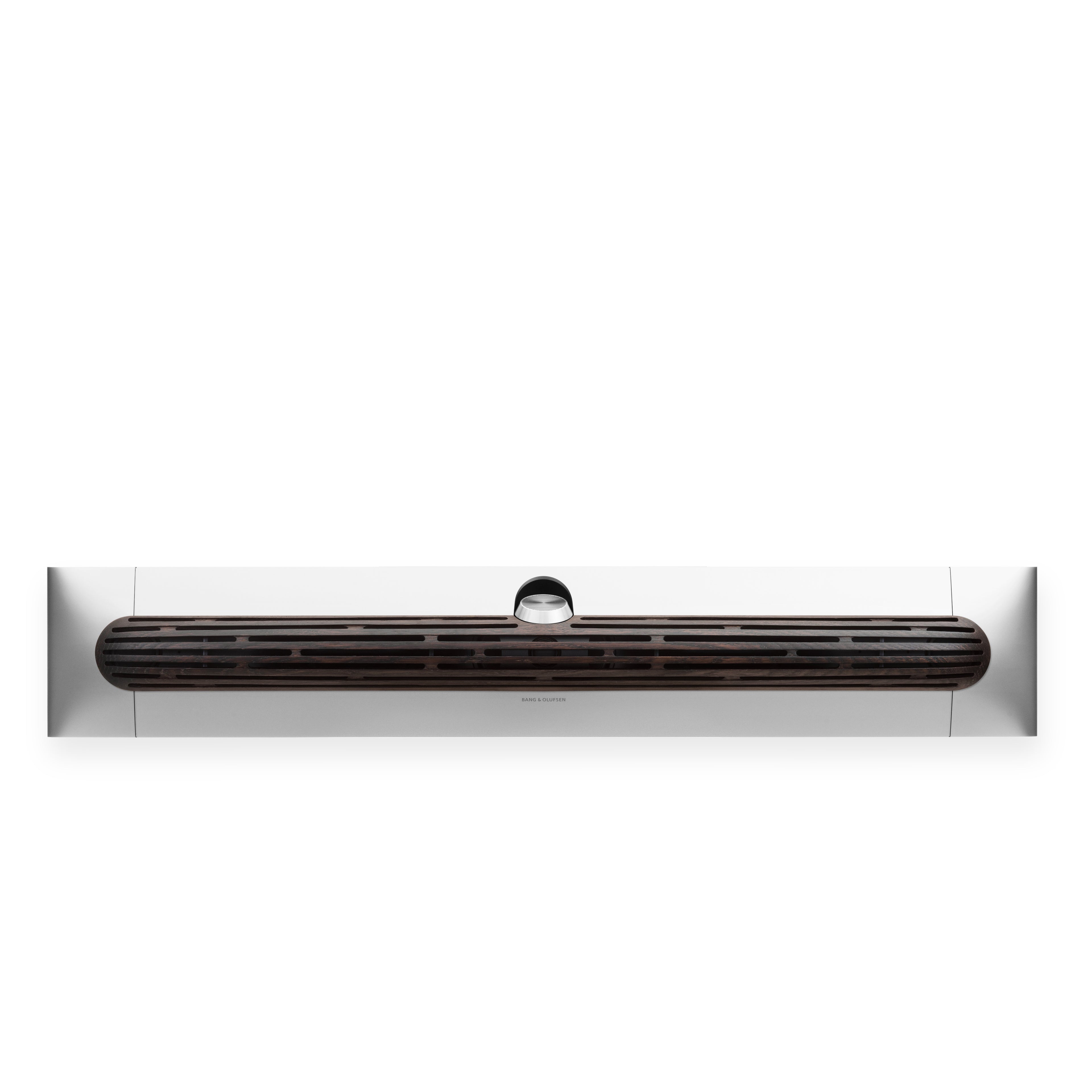 Bang & olufsen Beosound Premiere Soundbar in Natural Aluminium - Ansicht von vorn mit Cover in Dark Oak