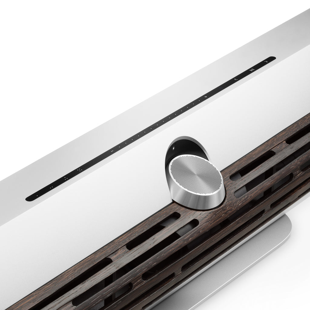 Bang & olufsen Beosound Premiere Soundbar in Natural Aluminium - Ansicht von vorn mit Cover in Dark Oak - Blick auf die Bedientasten