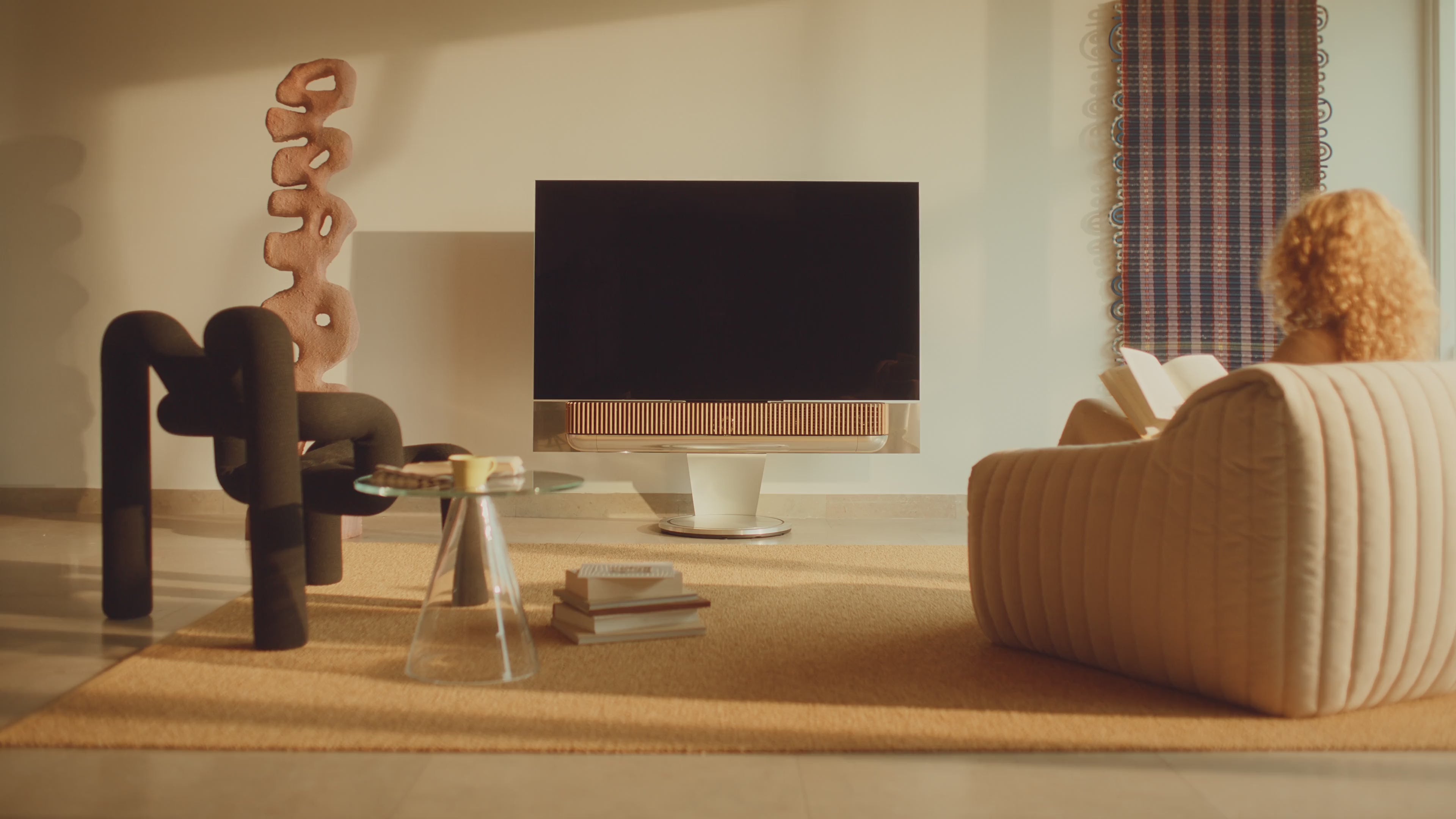 Szene mit einer Frau auf der Couch und Musik im Hintergrund, zoom an dem BV Theatre