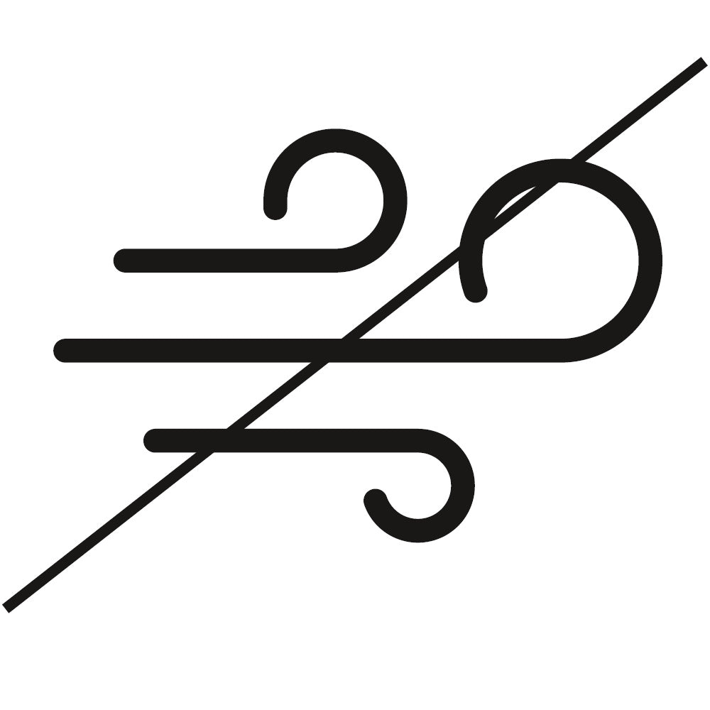 Minimalistisches Icon für Windgeräuschunterdrückung in Schwarz auf weißem Hintergrund. Drei stilisierte Windlinien sind mit einem diagonalen Strich durchgestrichen, um das Feature zur Reduzierung von Windstörungen bei Kopfhörern und Mikrofonen zu symbolisieren.