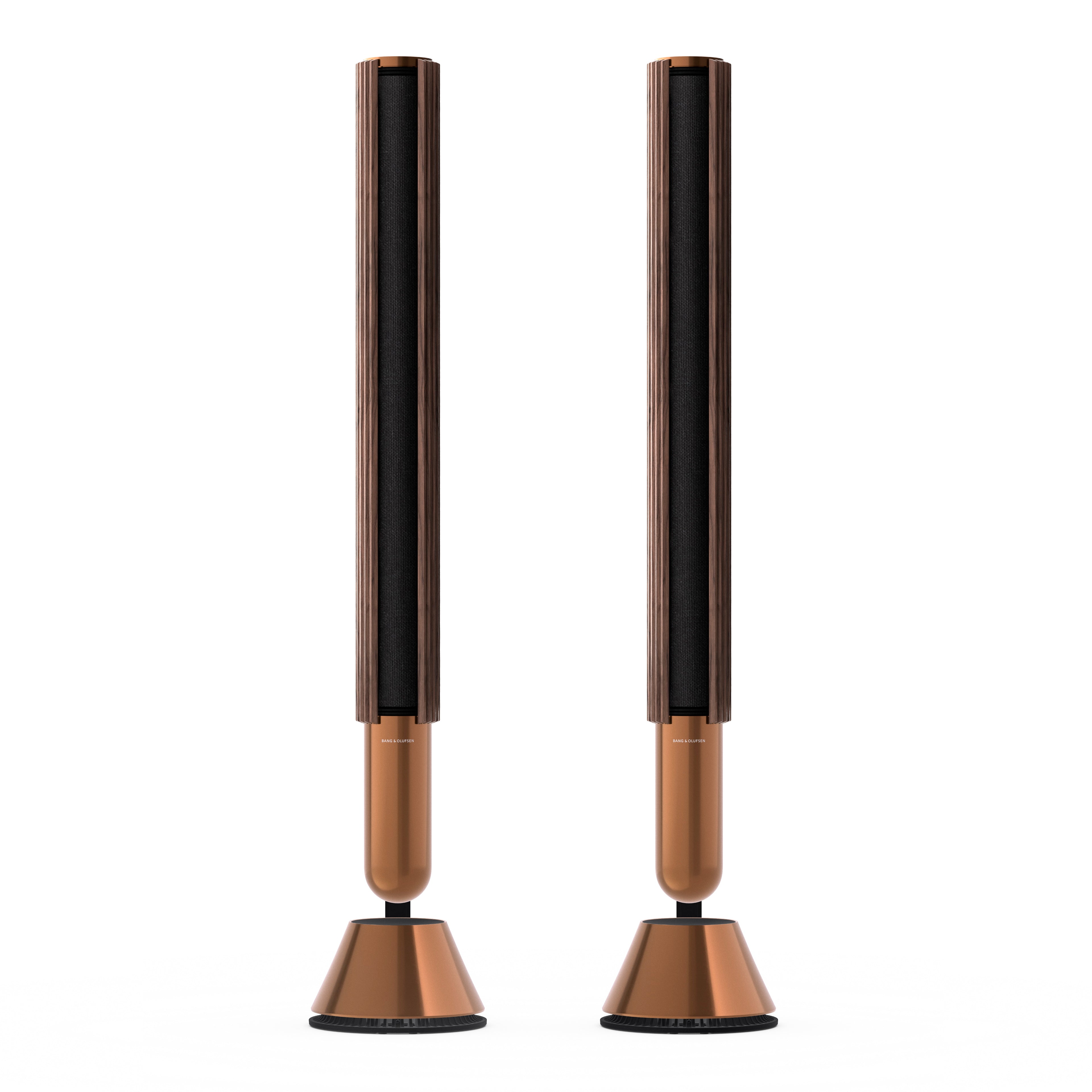 ein Paar BeoLab 28 Bronze Tone mit Cover in Walnussholz