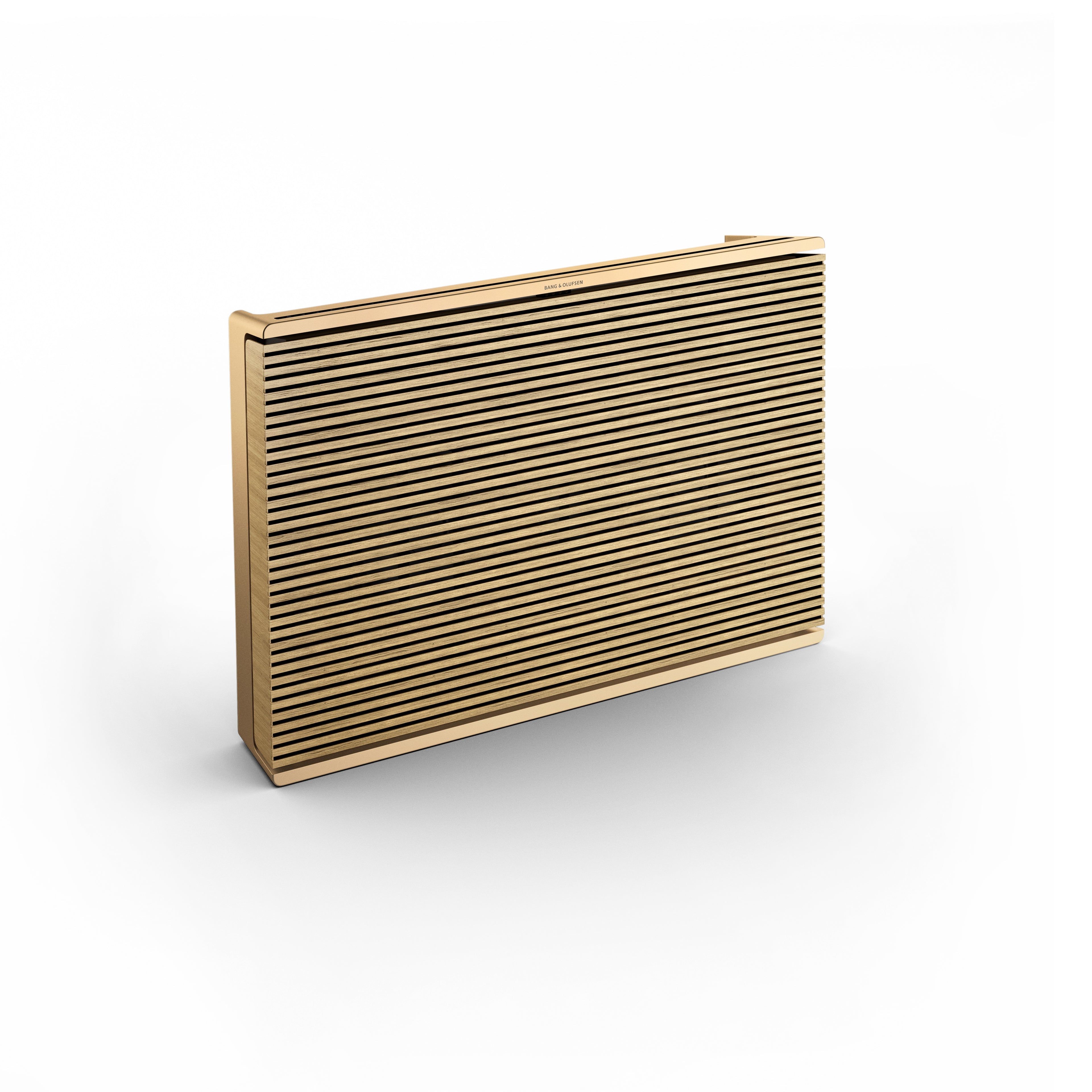 Perspektivische Frontansicht der Beosound Level in Gold Tone. Der tragbare WLAN-Lautsprecher wird stehend präsentiert und zeigt seine markanten, handgefertigten Lamellen aus heller Eiche in voller Pracht.