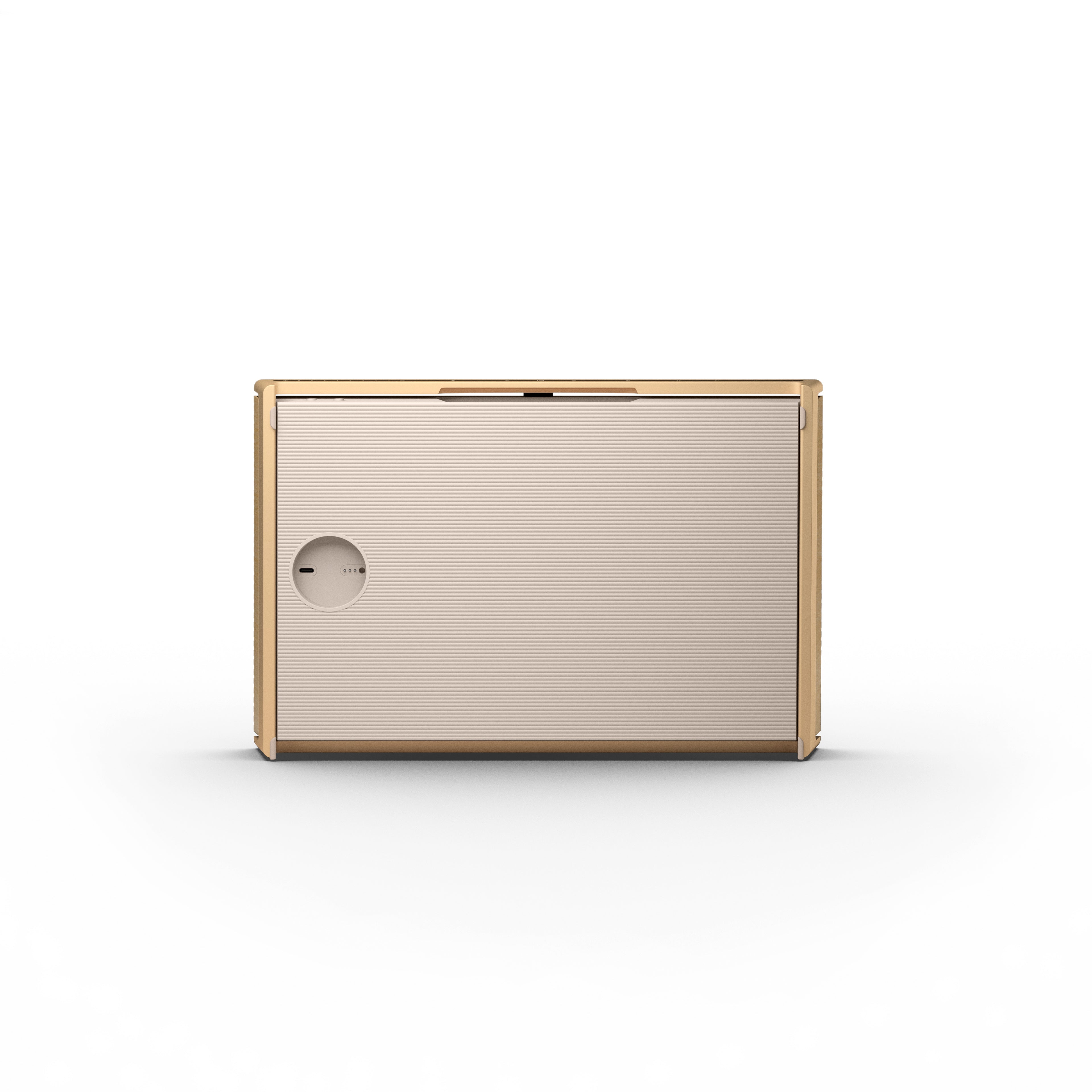Rückansicht der Beosound Level Gold Tone. Zu sehen ist der goldfarbene Rahmen, die cremefarbene Rückseite mit der kreisförmigen Aufnahme für den magnetischen Ladestecker und der praktische, integrierte Tragegriff.