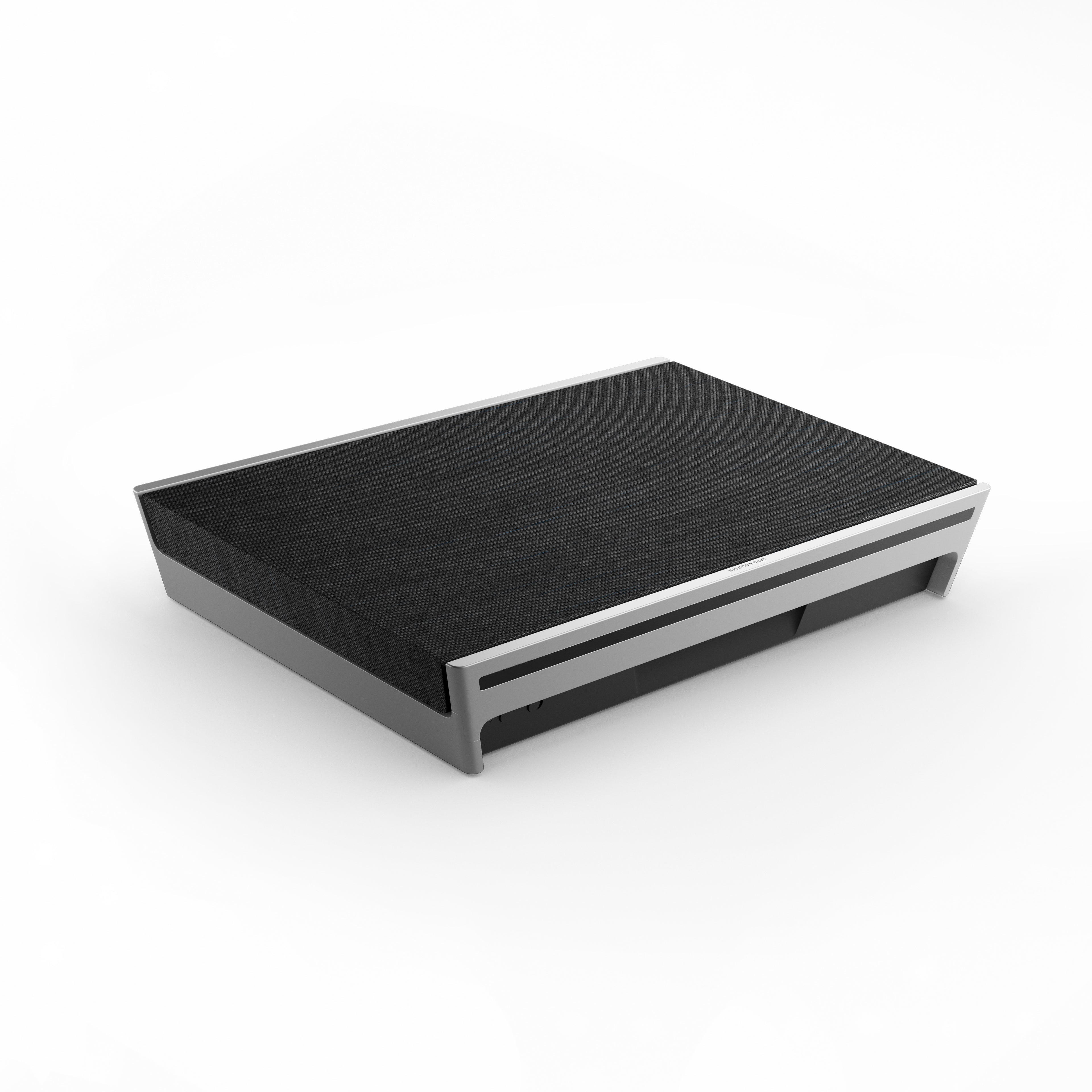Bang & Olufsen Beosound Level in Natural Aluminium und Dark Grey Stoff: Tragbarer WLAN-Lautsprecher in flacher Position. Das Design zeigt den silbernen Rahmen und die dunkle Textilfront vor weißem Hintergrund.