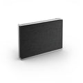 Frontale Perspektive der Beosound Level: Minimalistischer High-End-Lautsprecher mit grauem Textilbezug und präzise gefertigtem Aluminium-Gehäuse, konzipiert für Wandmontage oder zum Aufstellen.
