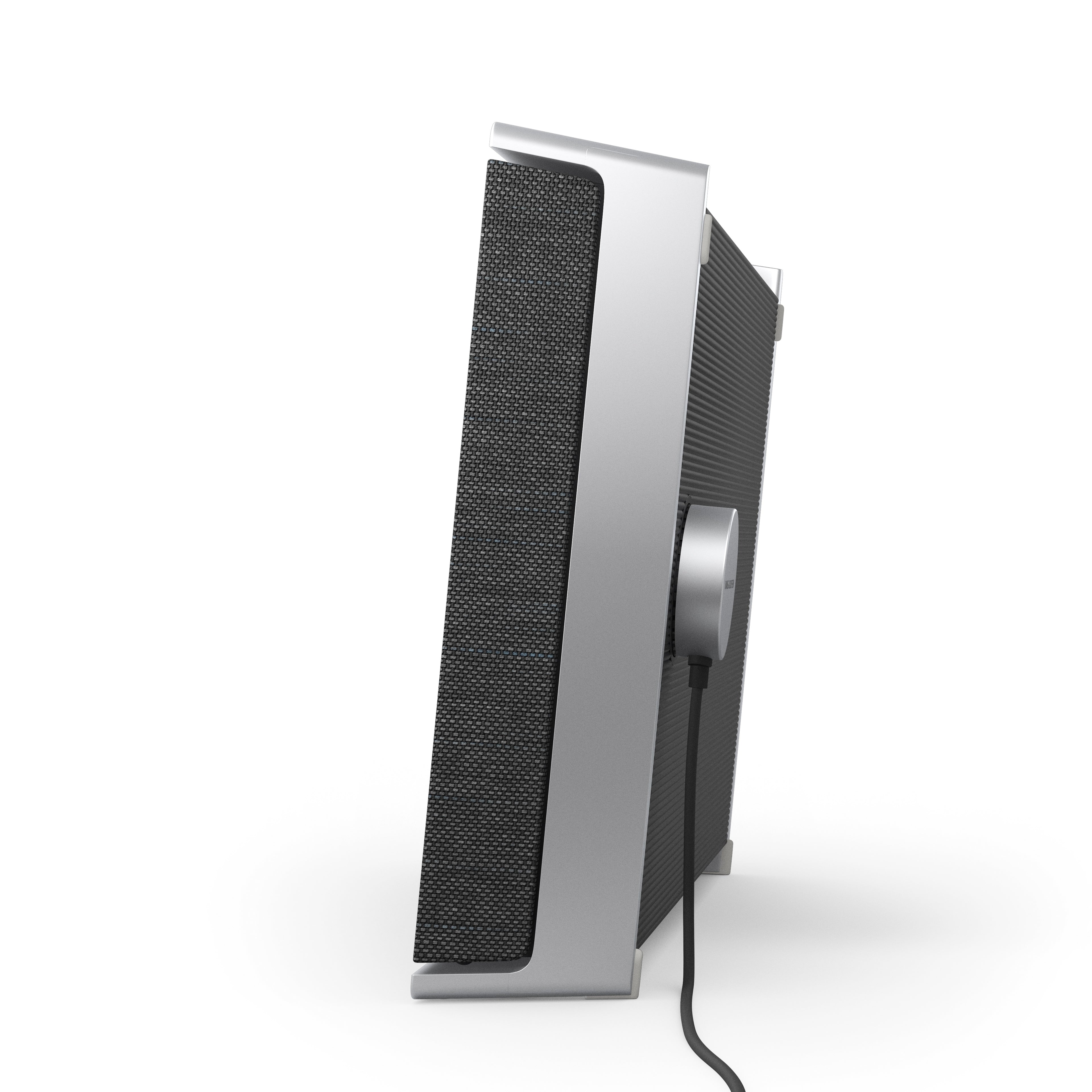 Seitenansicht der Beosound Level im Hochformat. Zu sehen ist der flache Formfaktor und das innovative magnetische Ladekabel, das nahtlos an der Rückseite des Aluminiumrahmens andockt.