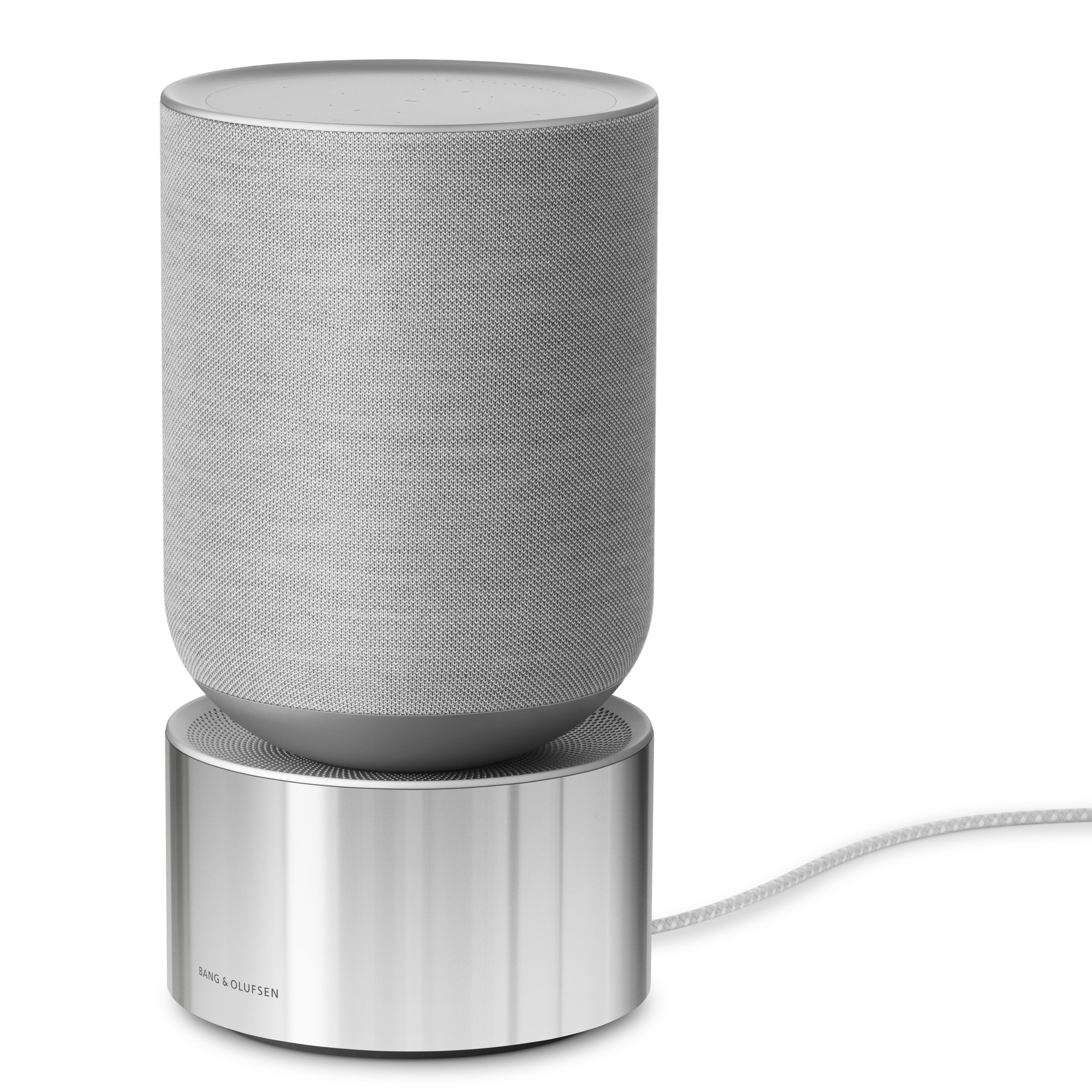 Perspektivische Ansicht des Bang & Olufsen Beosound Balance in Natural Aluminium. Das Bild zeigt das nahtlose Design aus grauem Kvadrat-Textil und silberner Aluminiumbasis sowie das passende, hochwertige Textil-Stromkabel auf weißem Hintergrund.