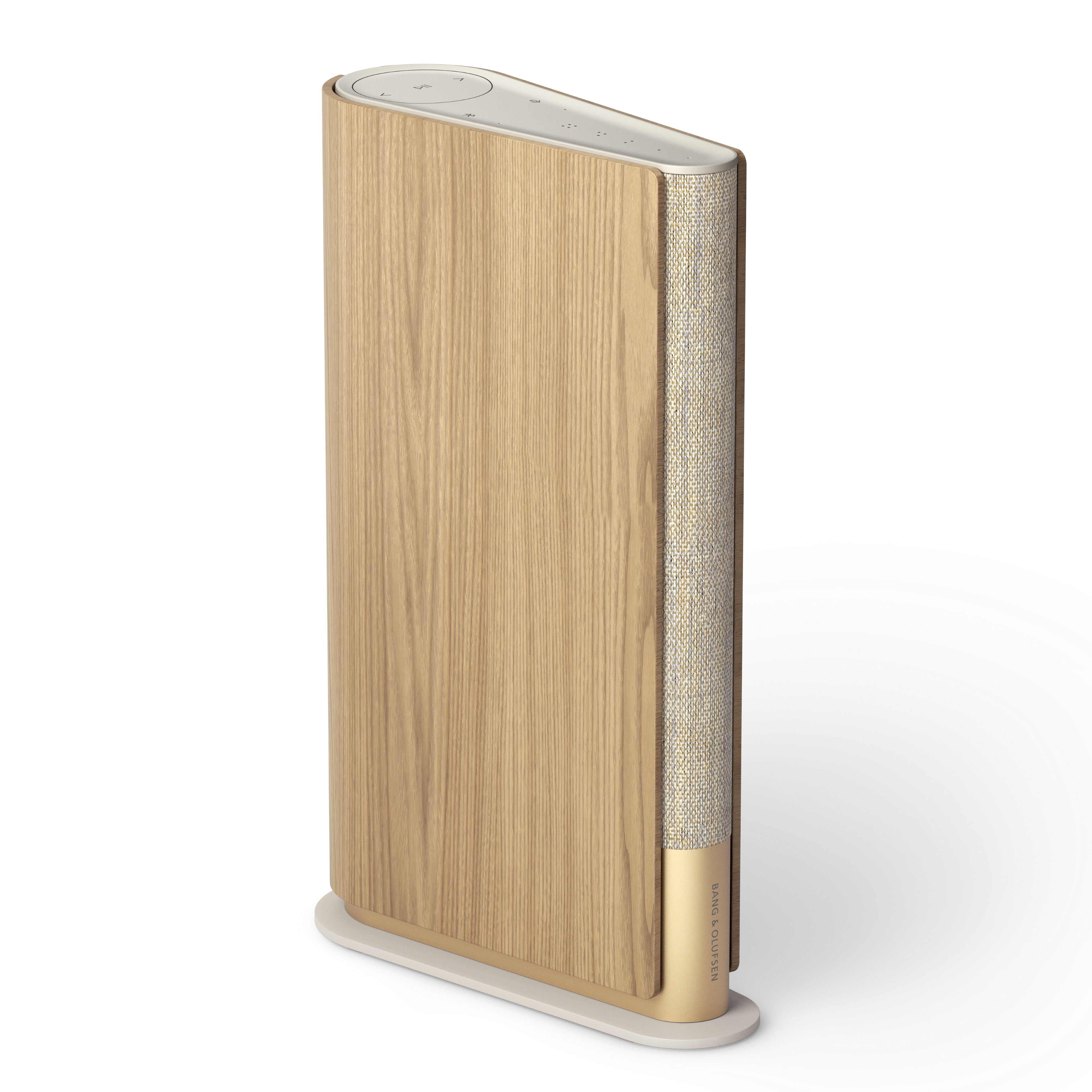 Rückseitige Dreiviertel-Ansicht der Beosound Emerge in Gold Tone. Die Perspektive betont das extrem schlanke Profil, die großflächige Paneele aus heller Eiche und den eleganten, goldfarbenen Aluminium-Sockel mit dezenter Logo-Gravur.