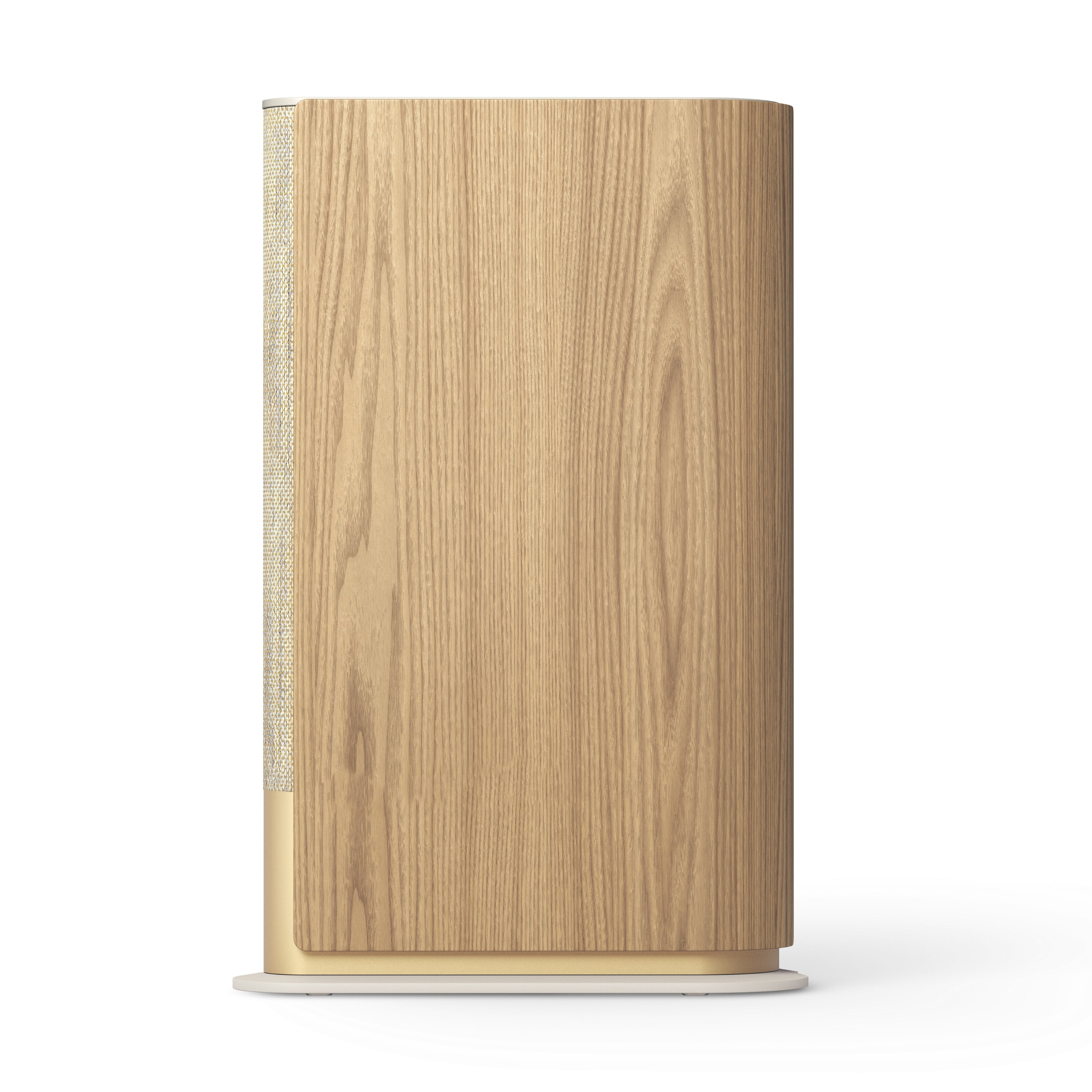 Seitenansicht der Bang & Olufsen Beosound Emerge in Gold Tone und heller Eiche. Das Bild zeigt das großflächige Seitenpaneel aus Echtholz mit natürlicher Maserung sowie die schlanke Front aus beigem Textilstrick und goldfarbenem Aluminium vor weißem Hintergrund.